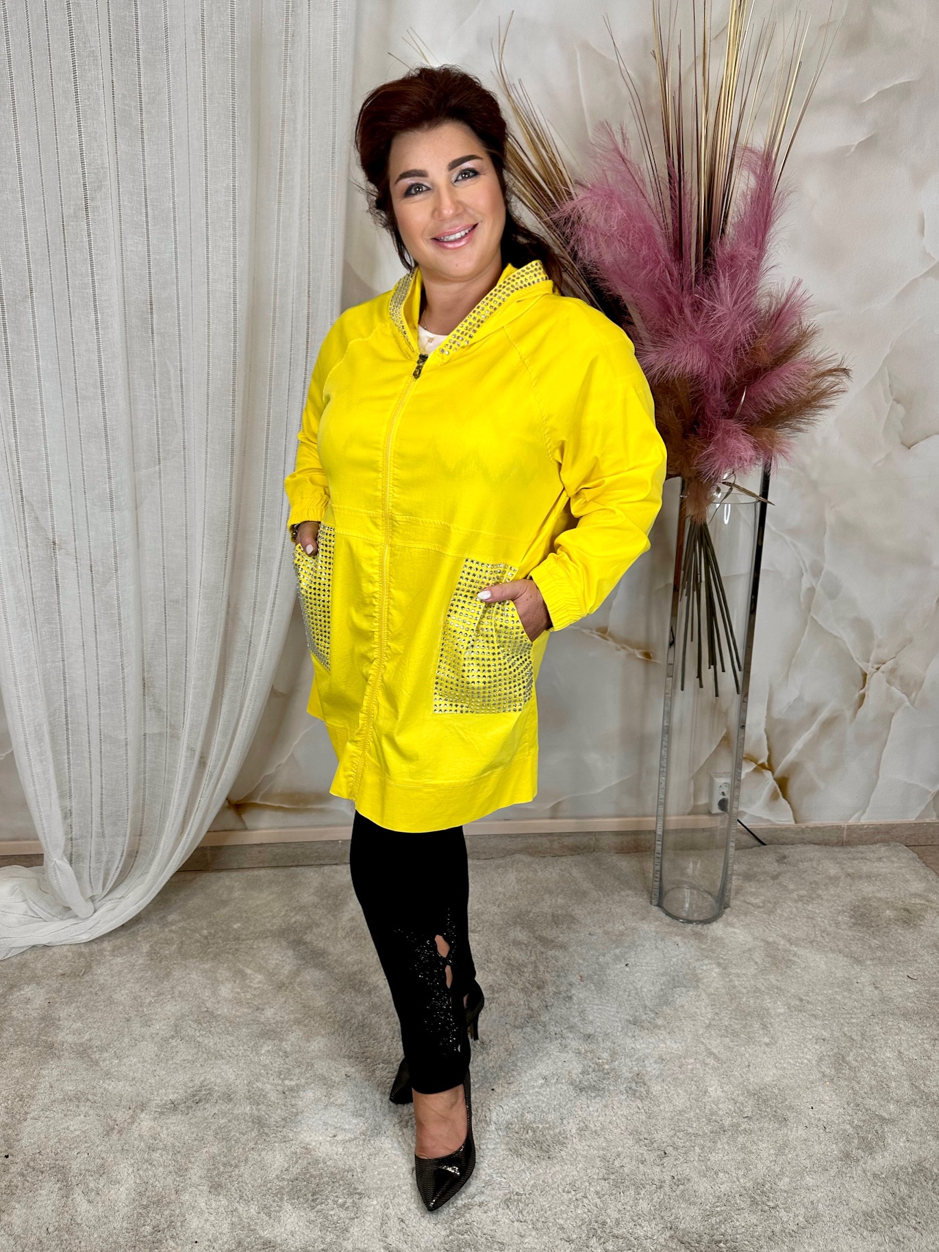 Vékony sárga tavaszi kabát kristályokkal - Image 3