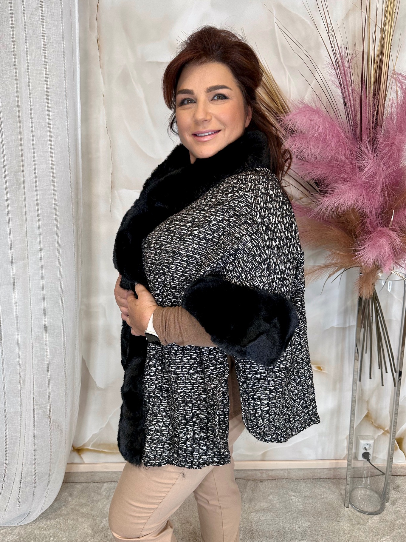 Fekete-fehér poncsó, fekete szőrmével - Image 3