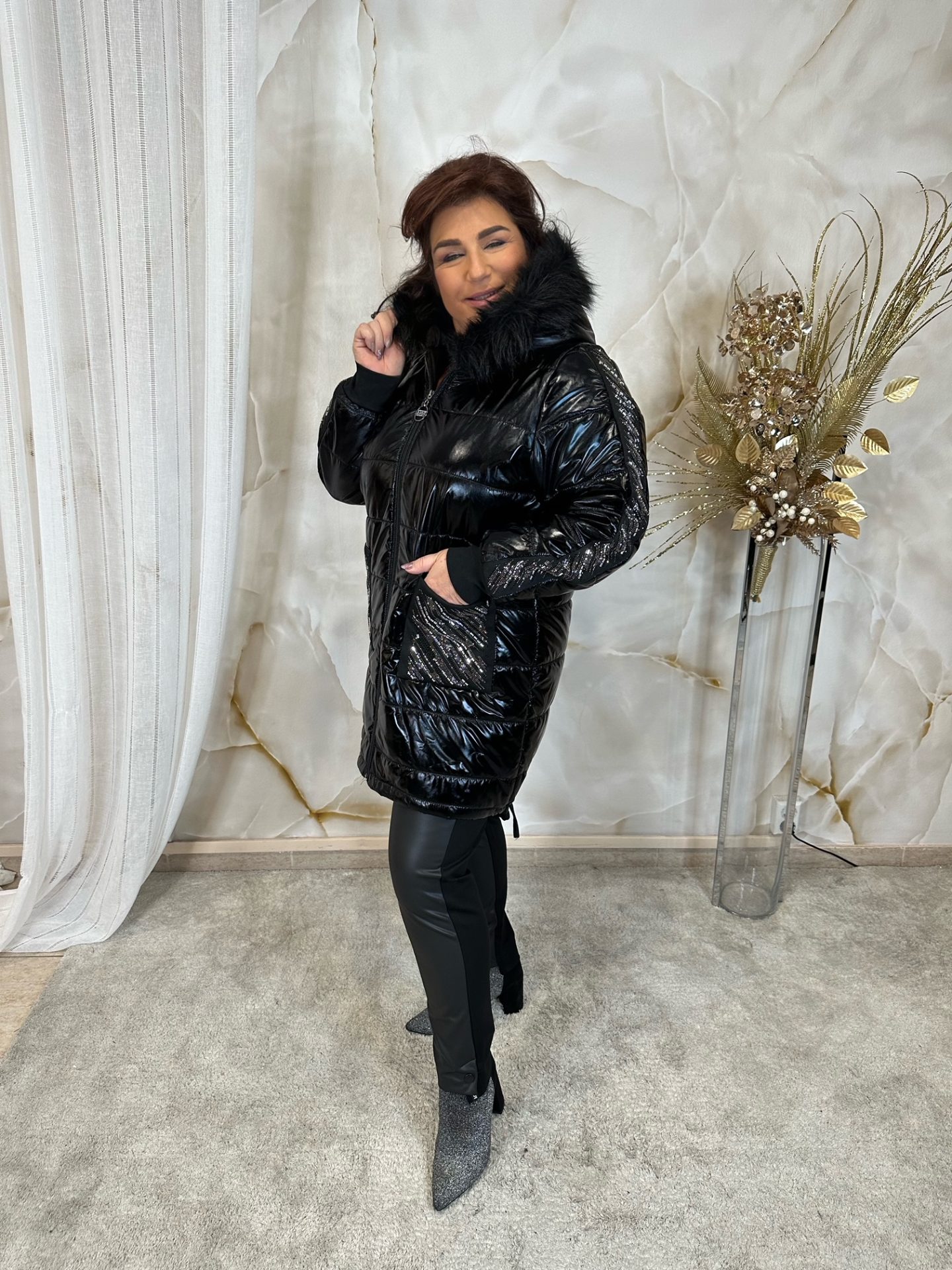 Fekete téli kabát szőrmés kapucnival, ezüst kristályokkal - Image 5