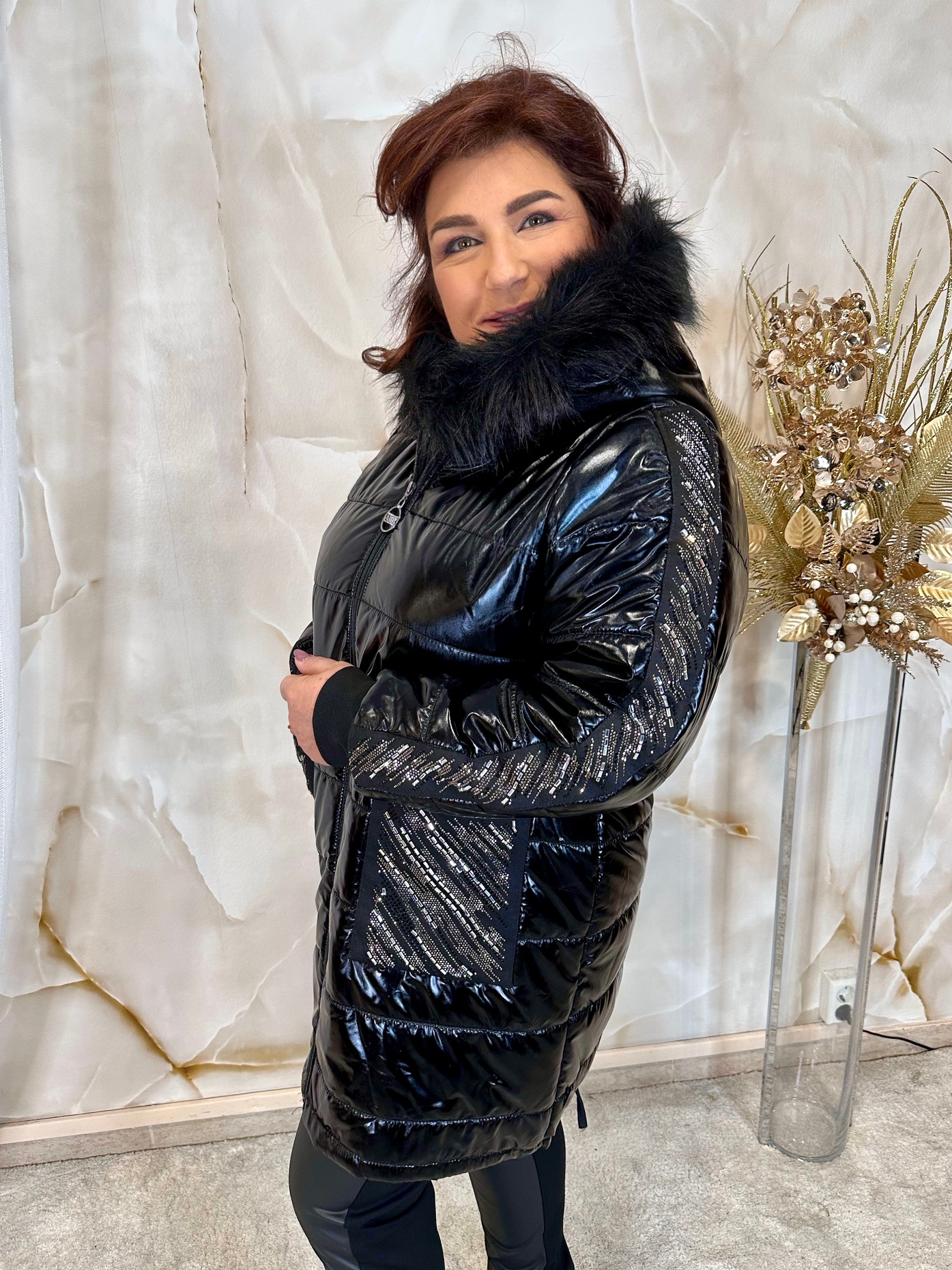 Fekete téli kabát szőrmés kapucnival, ezüst kristályokkal - Image 4