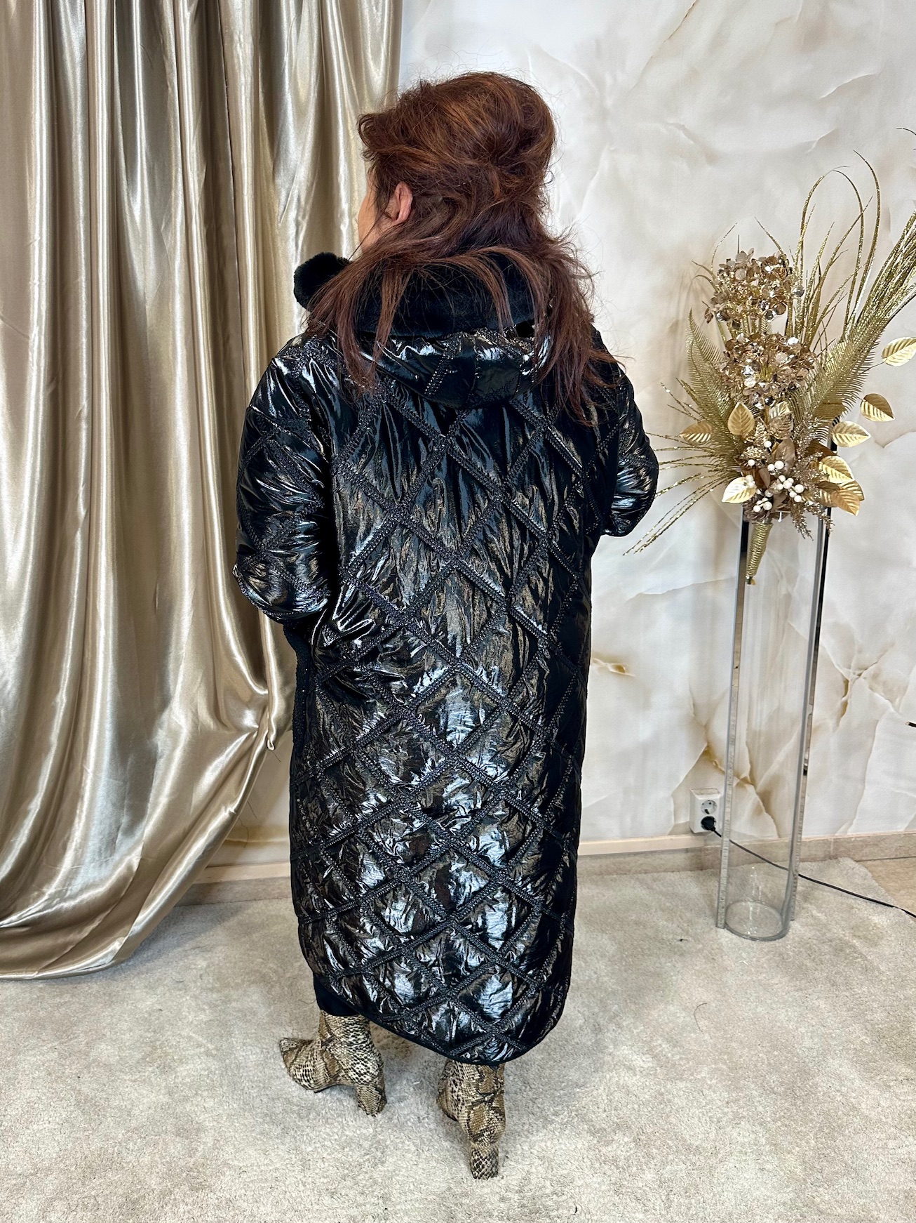 Fekete meleg téli kabát kristályos zsebekkel és ujjakkal - Image 5