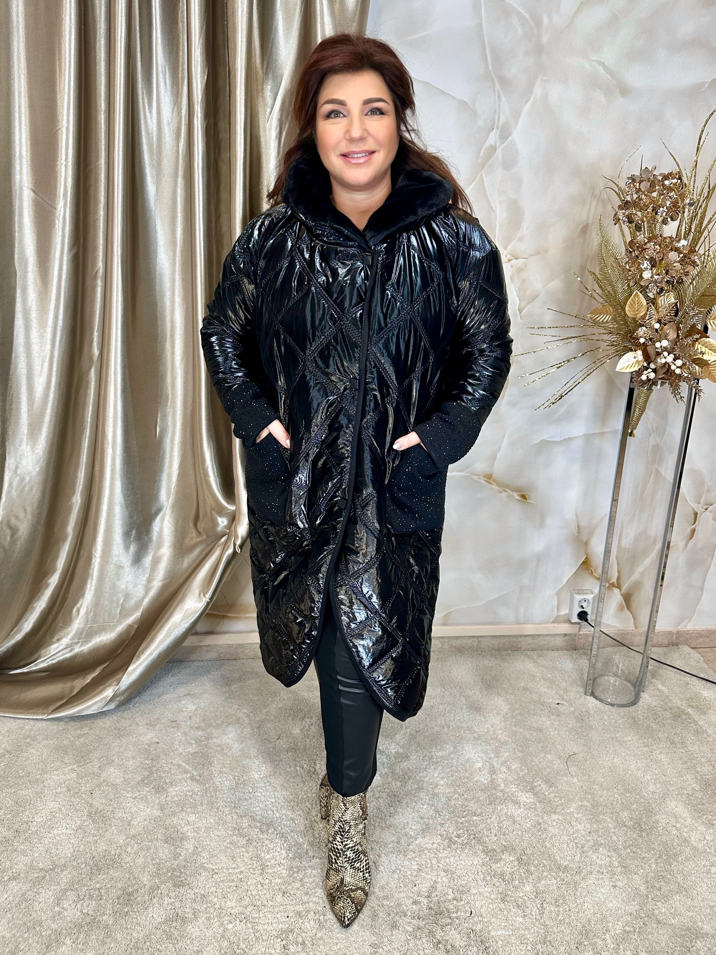 Fekete meleg téli kabát kristályos zsebekkel és ujjakkal