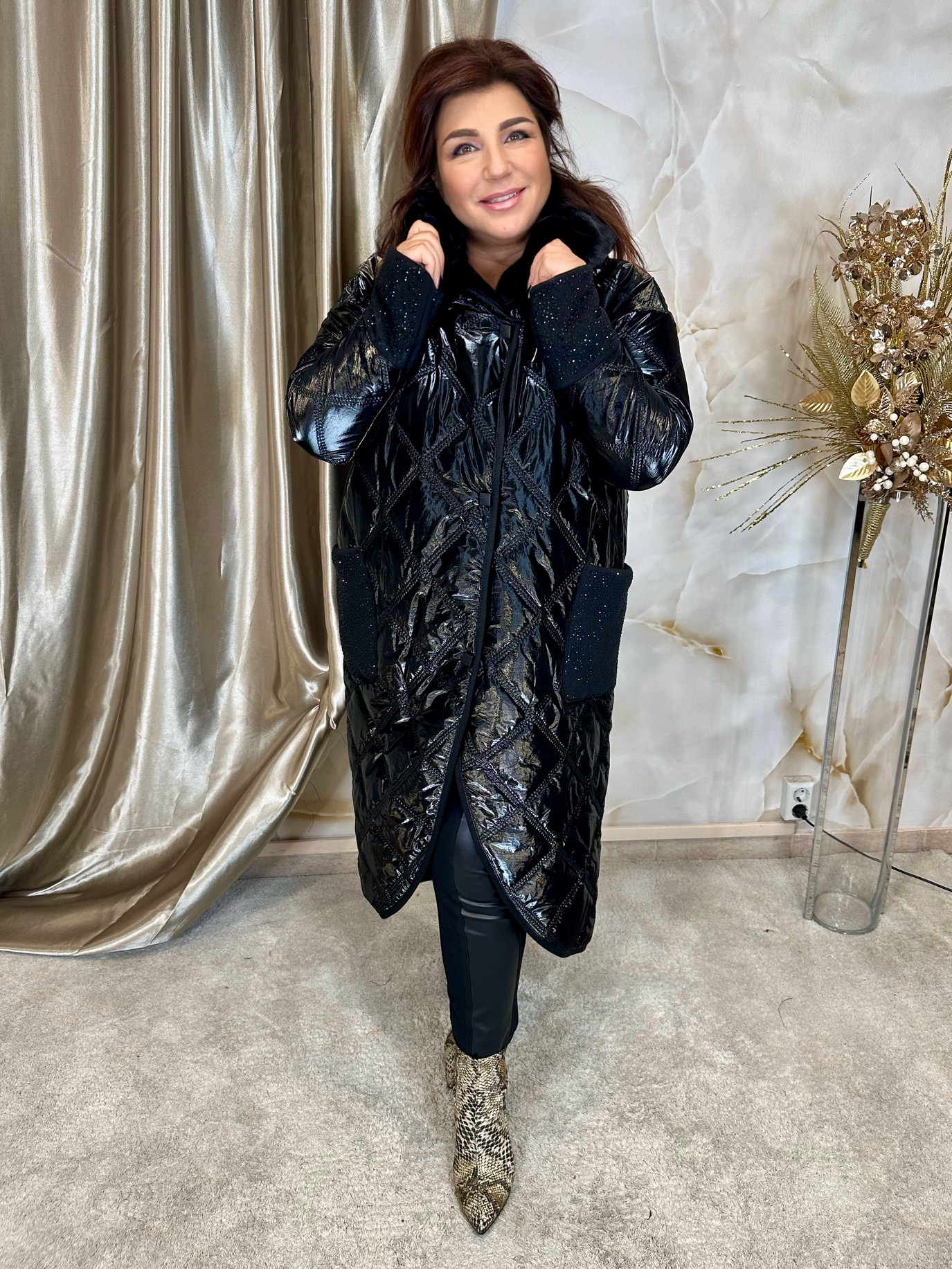 Fekete meleg téli kabát kristályos zsebekkel és ujjakkal - Image 4