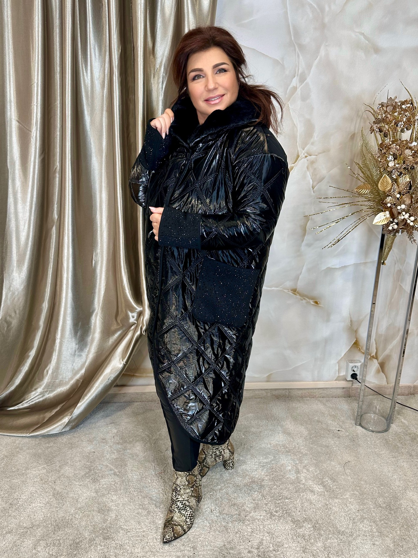 Fekete meleg téli kabát kristályos zsebekkel és ujjakkal - Image 2