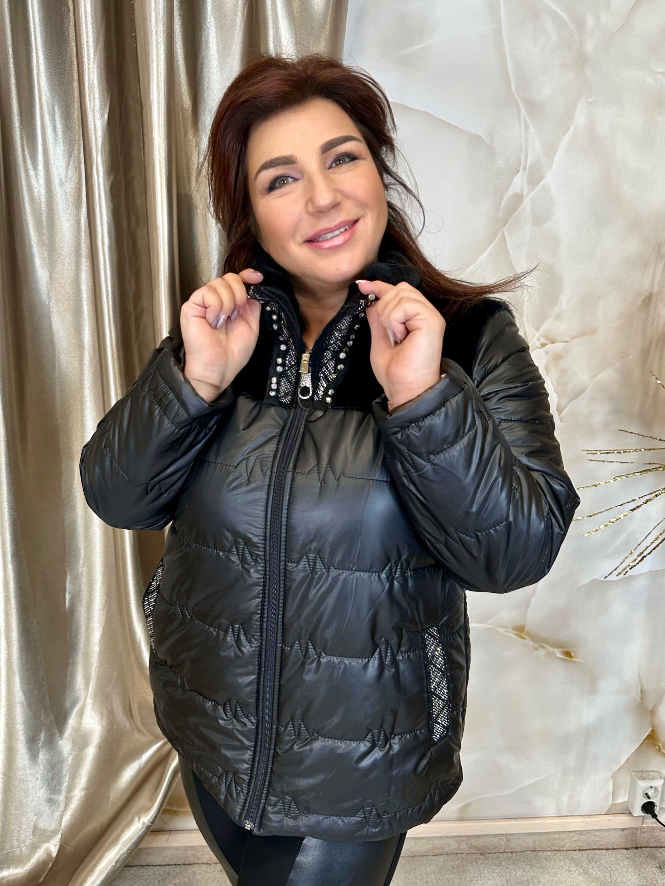 Fekete rövid téli kabát szőrmével és nyakrésznél kristályokkal - Image 3