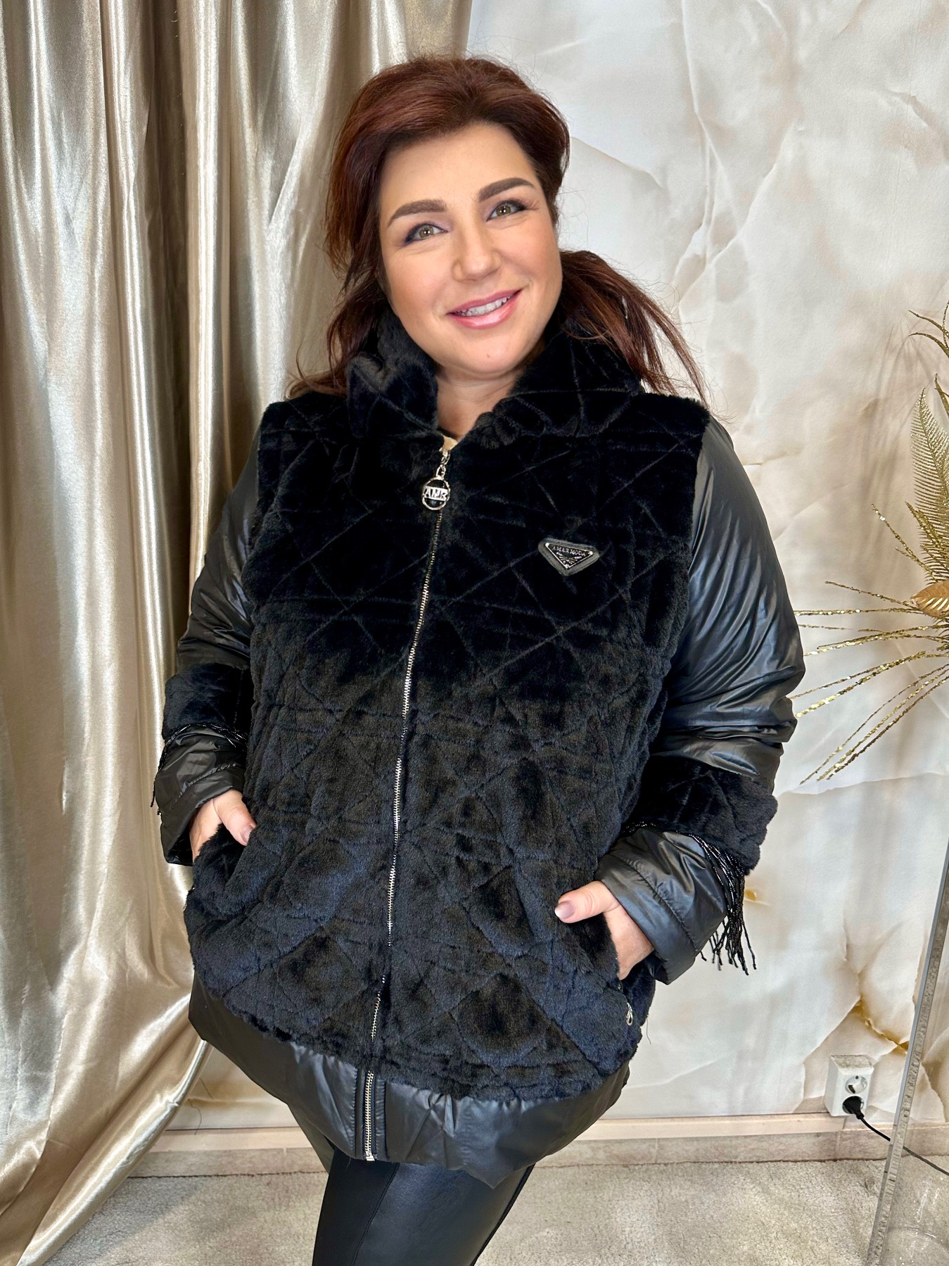 Fekete szőrmés rövid kabát rojtokkal