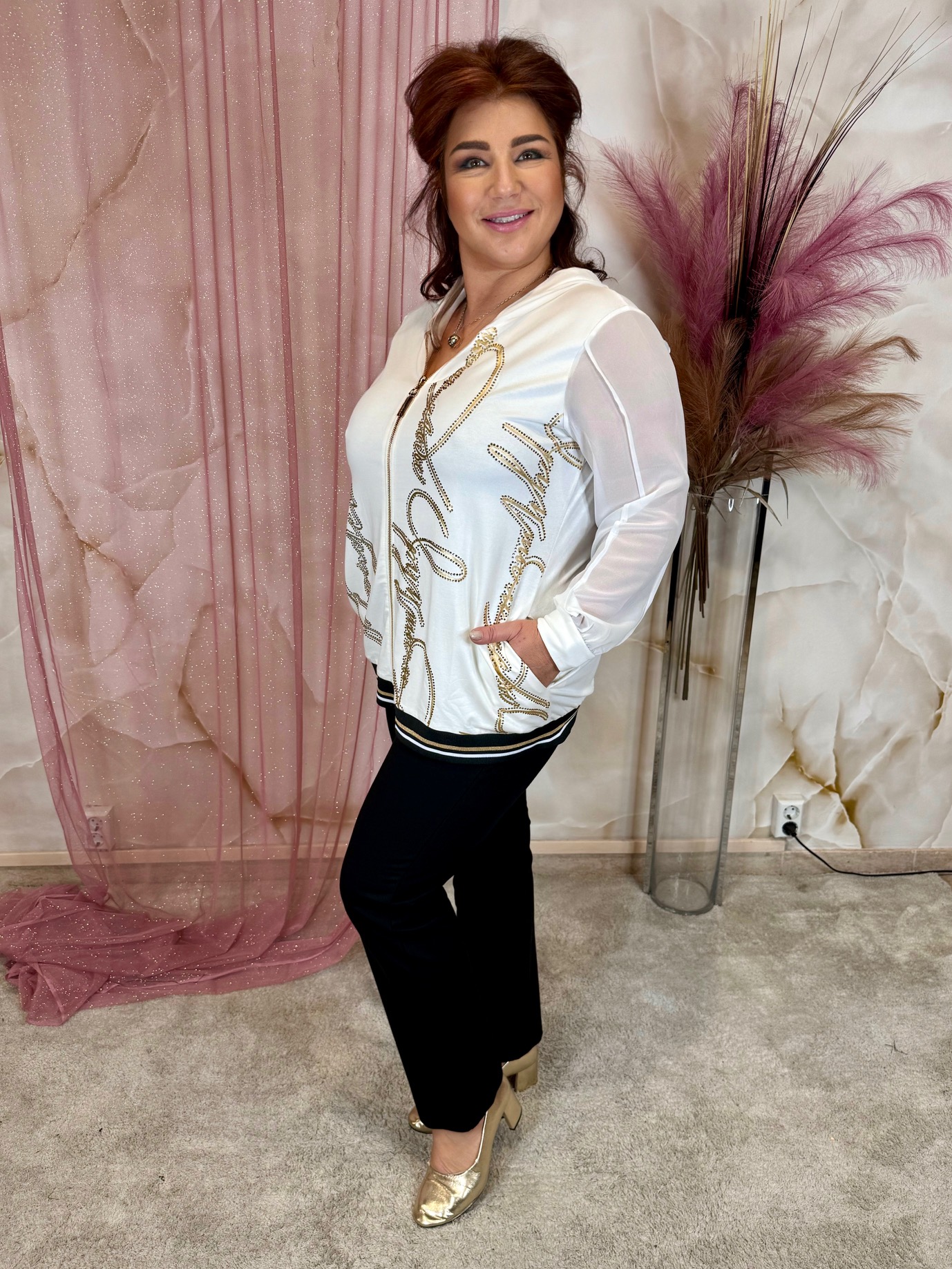 Csinos fehér szett muszlin ujjakkal, arany díszekkel - Image 3