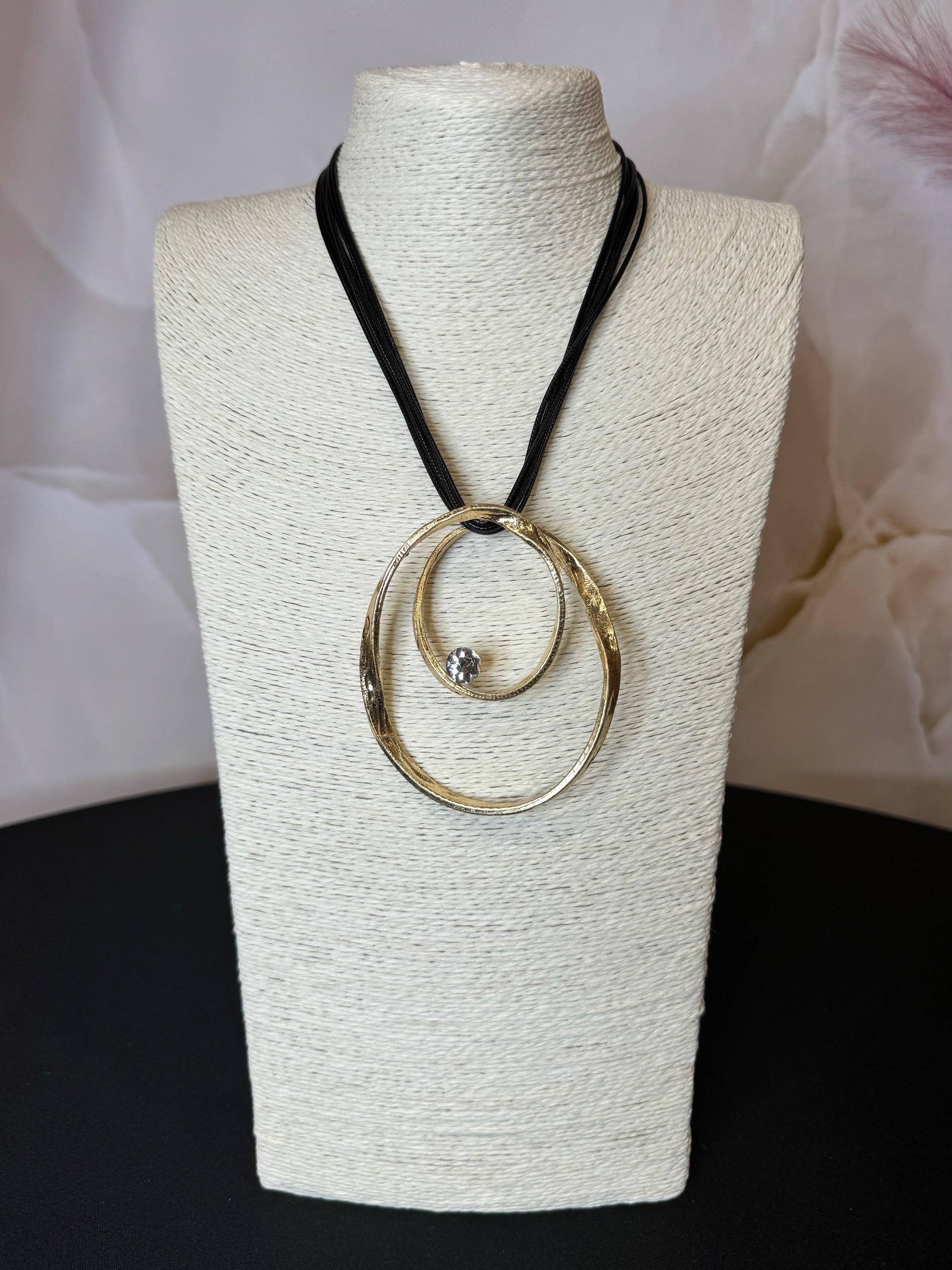 Bőr lánc arany karikával