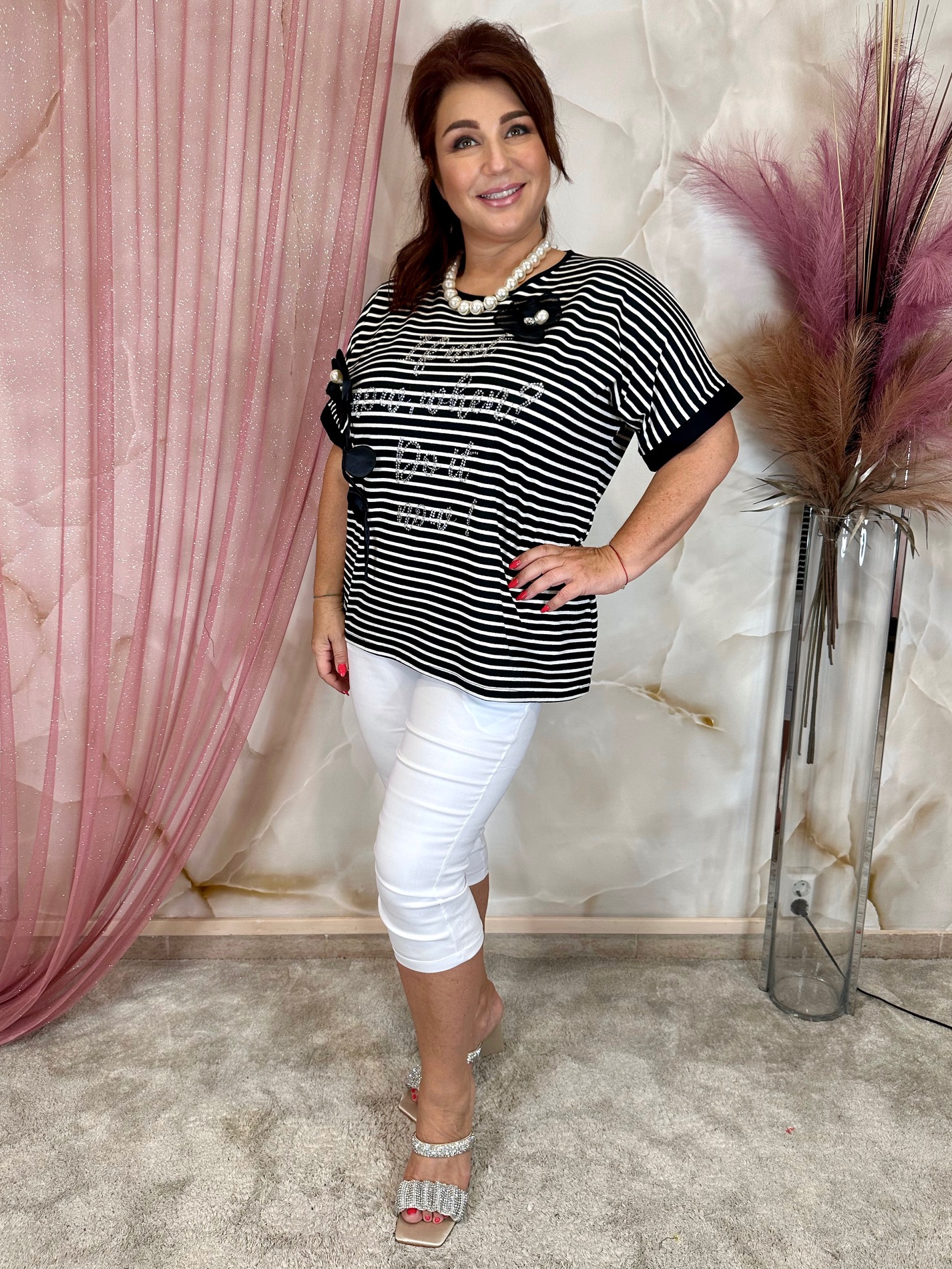 Prémium fekete-fehér csíkos felső virágokkal - Image 4