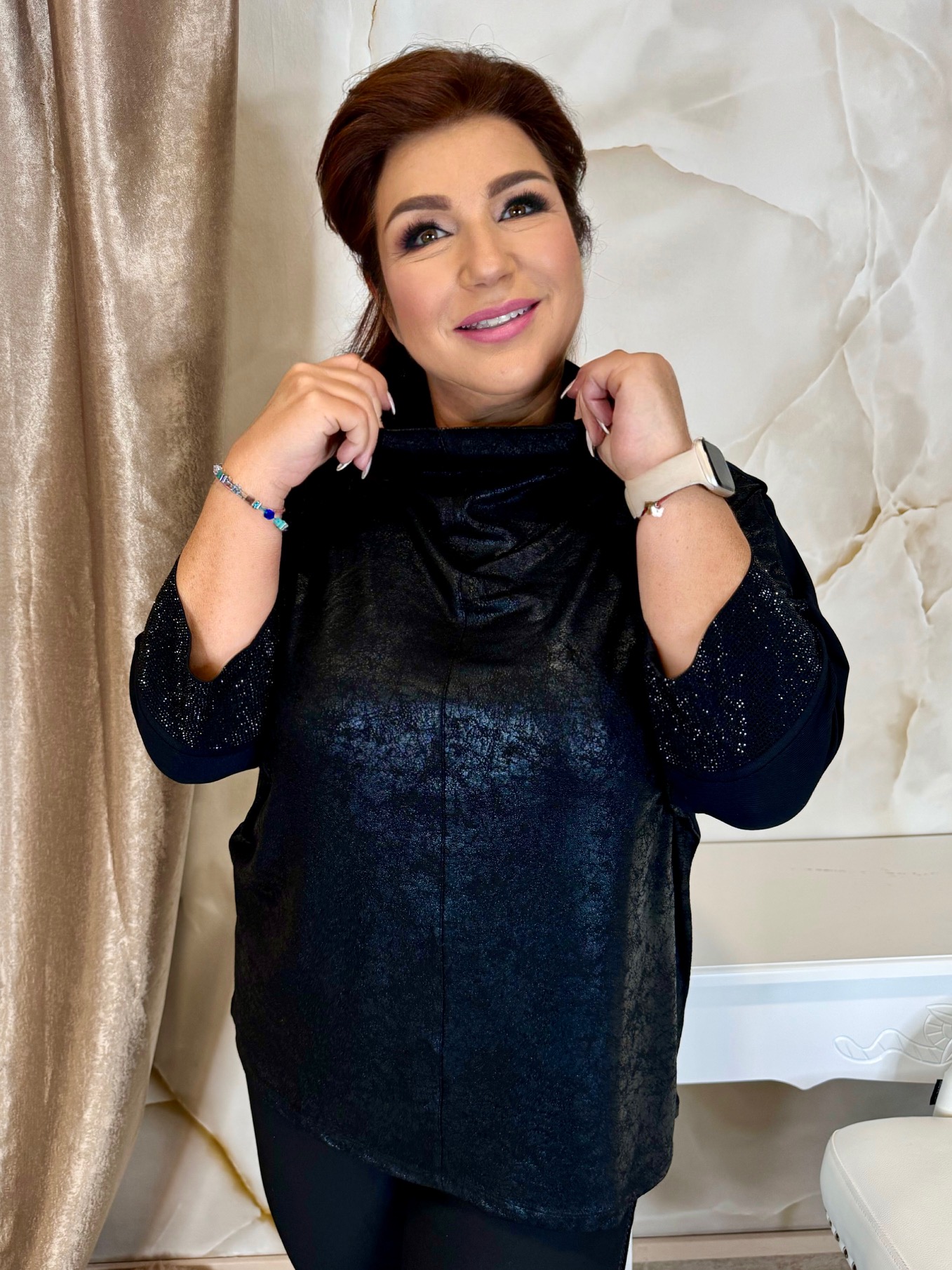 Fekete fényes anyagú félgarbó - Image 2