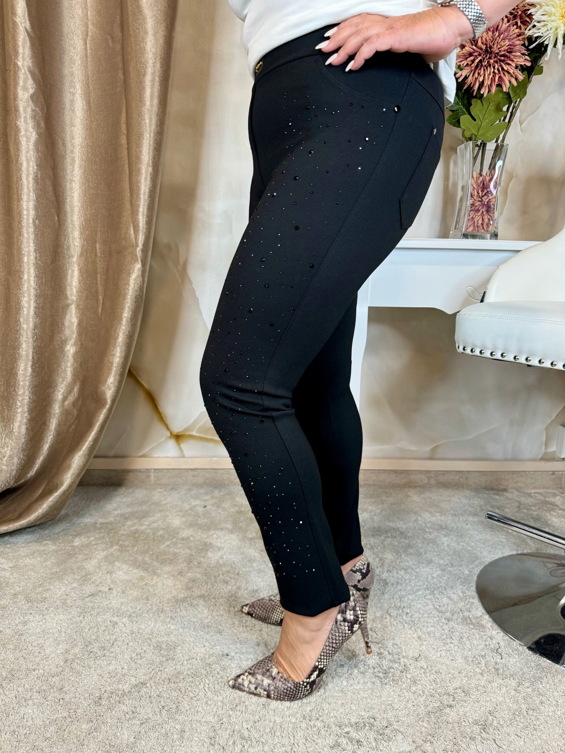 Fekete, elöl kristályköves elasztikus nadrág - Image 3