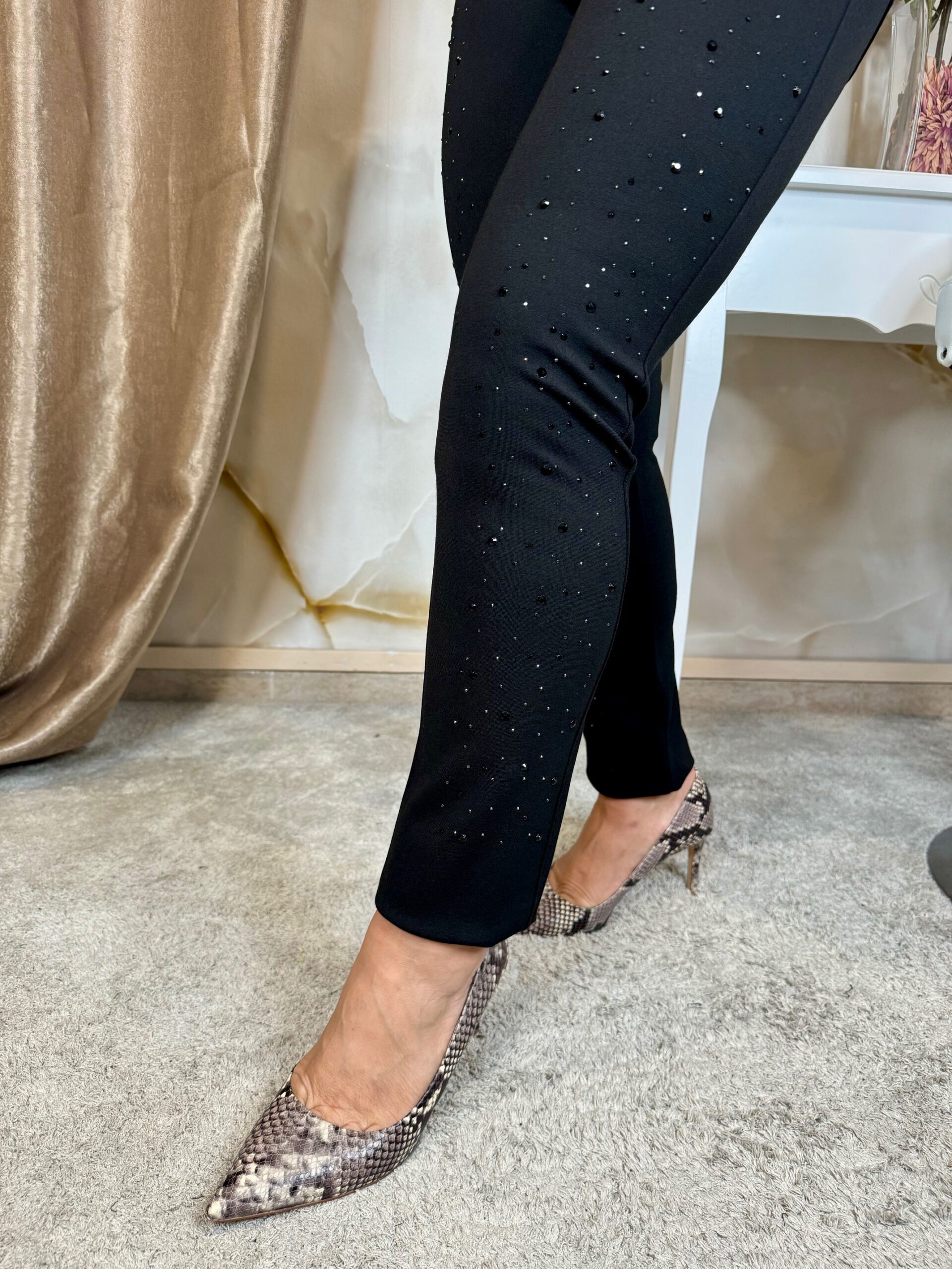 Fekete, elöl kristályköves elasztikus nadrág - Image 2