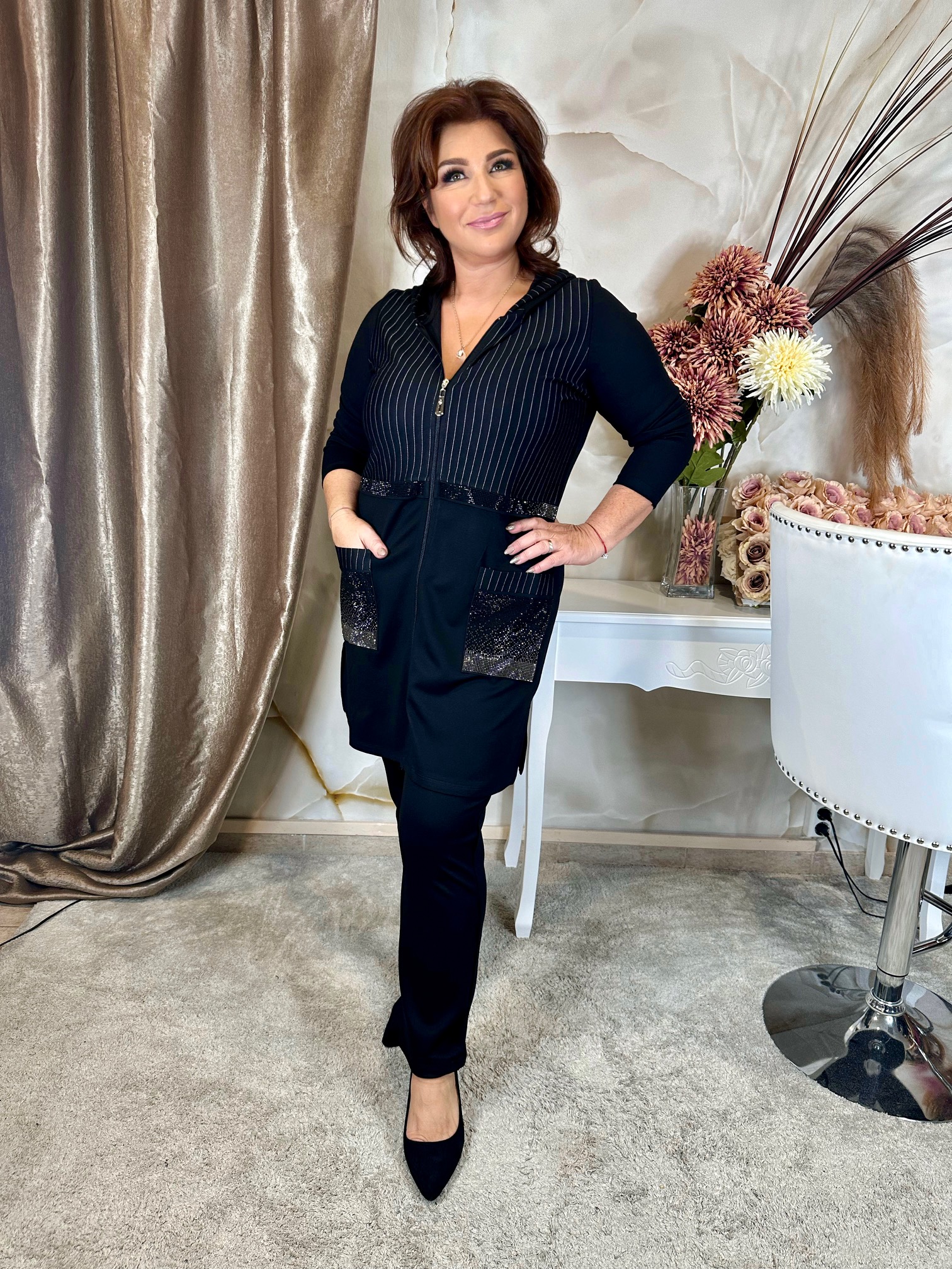 Sportosan elegáns szett hosszított felsővel, ezüst kristályokkal