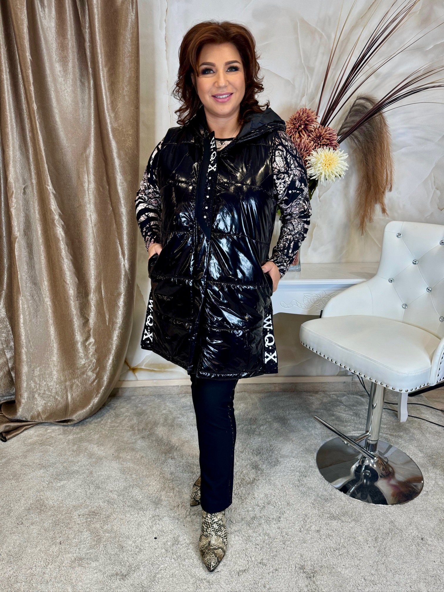 Hosszú lakkhatású fekete mellény fehér felirattal - Image 2