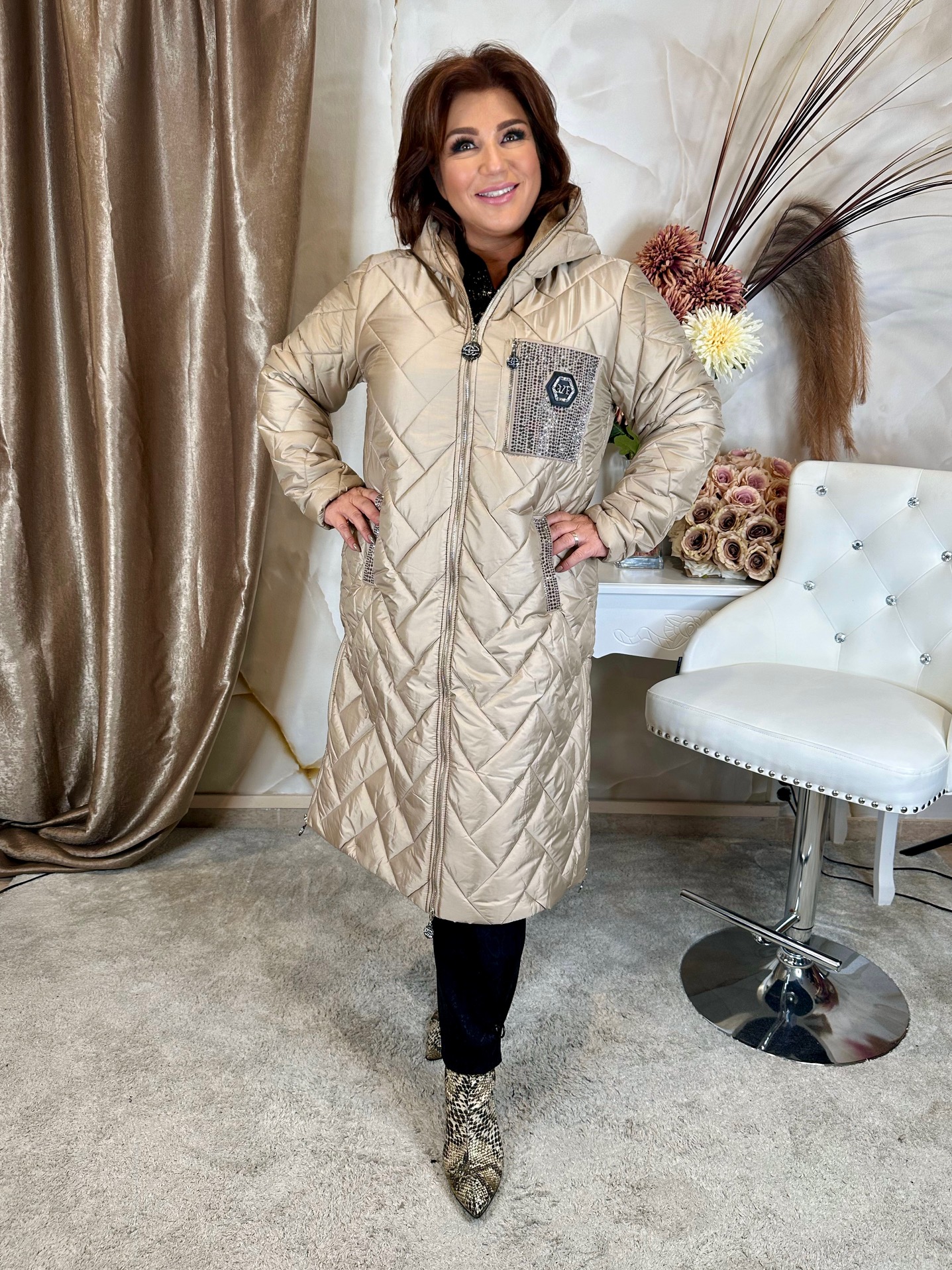 Bézs hosszú kabát mellén kristályos zsebbel, oldalán felzippelhető