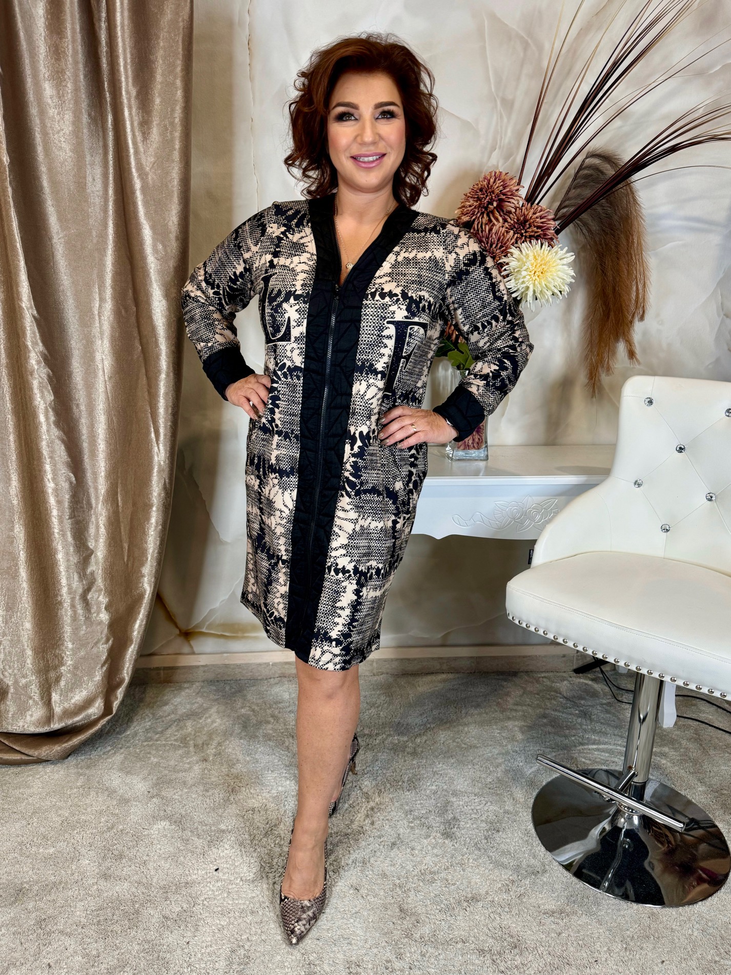 Végig zippes csinos bézs-fekete ruha