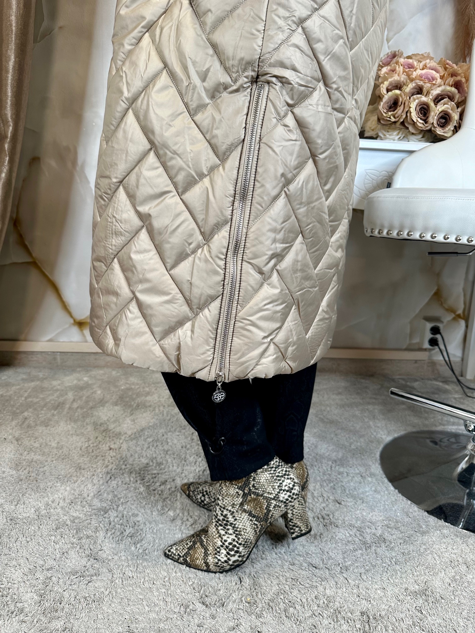 Bézs hosszú kabát mellén kristályos zsebbel, oldalán felzippelhető - Image 5