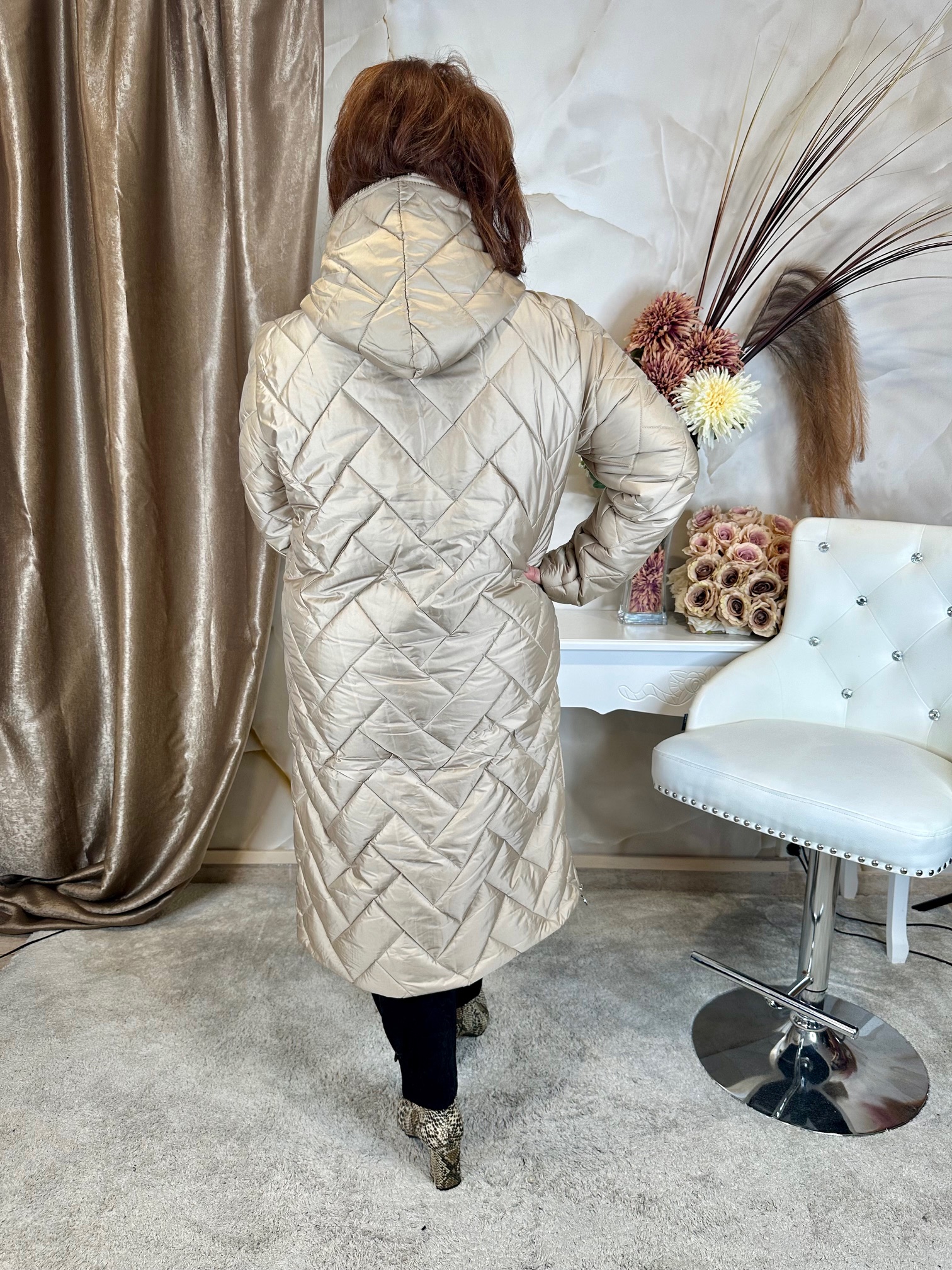 Bézs hosszú kabát mellén kristályos zsebbel, oldalán felzippelhető - Image 6