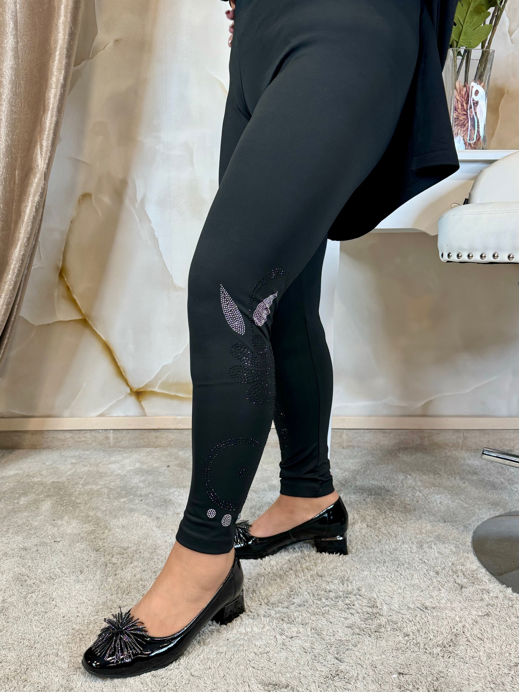 Fényes leggings szárán ezüst és fekete kristályokkal