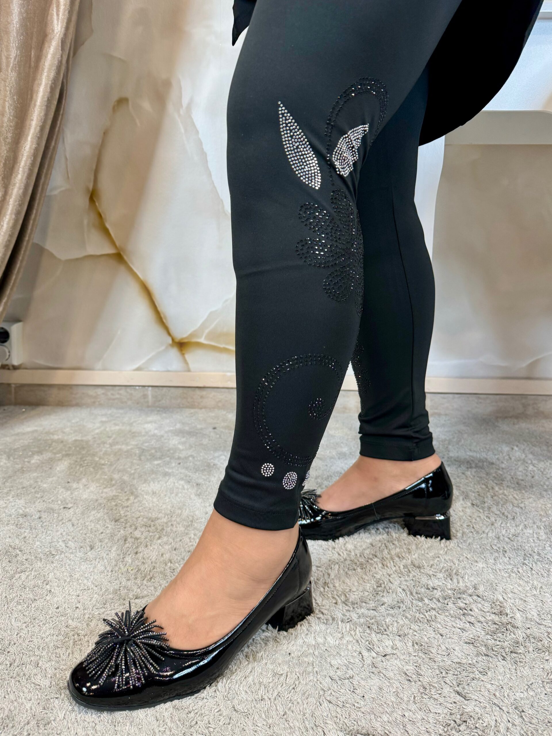 Fényes leggings szárán ezüst és fekete kristályokkal - Image 2