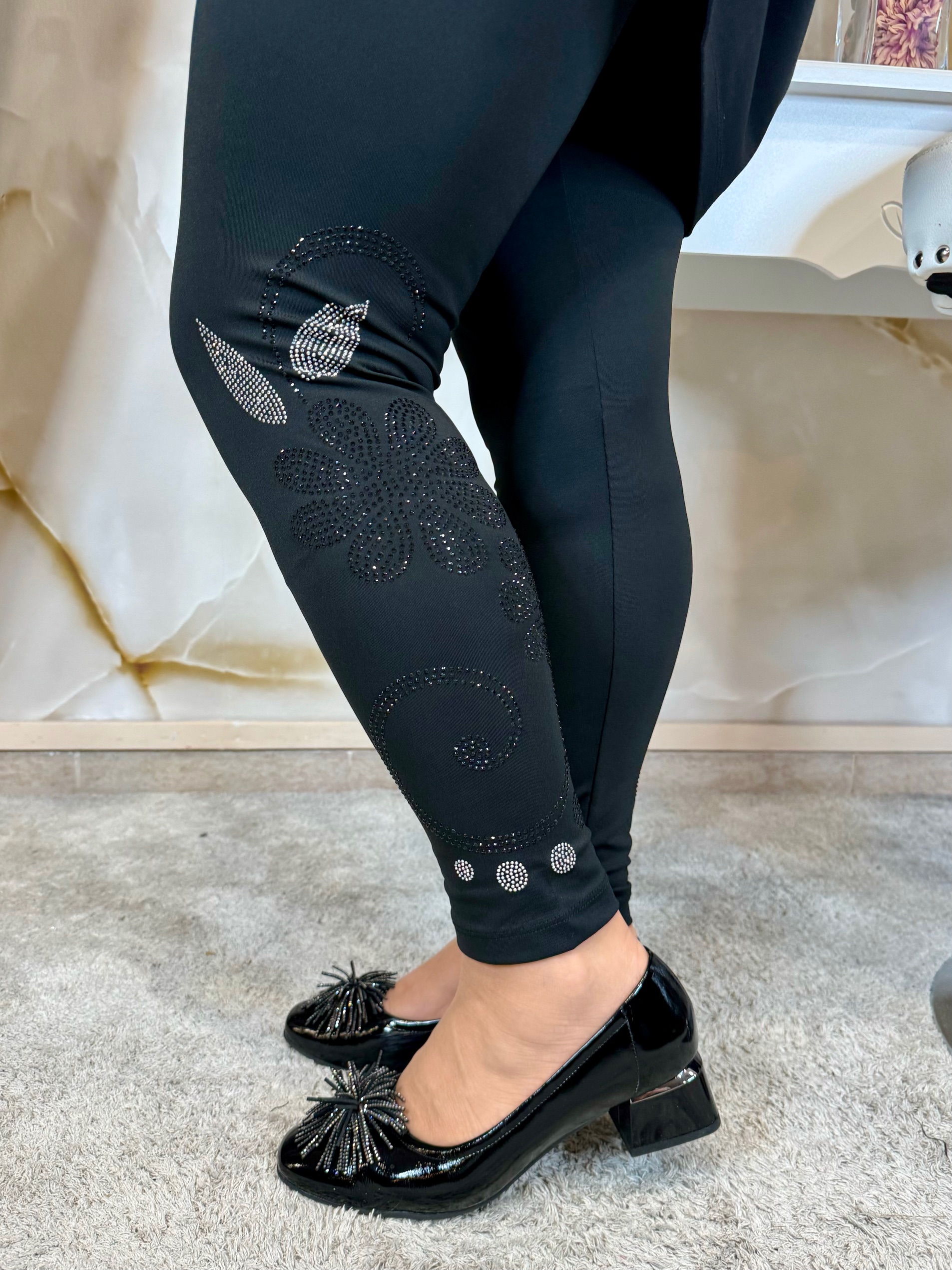 Fényes leggings szárán ezüst és fekete kristályokkal - Image 3