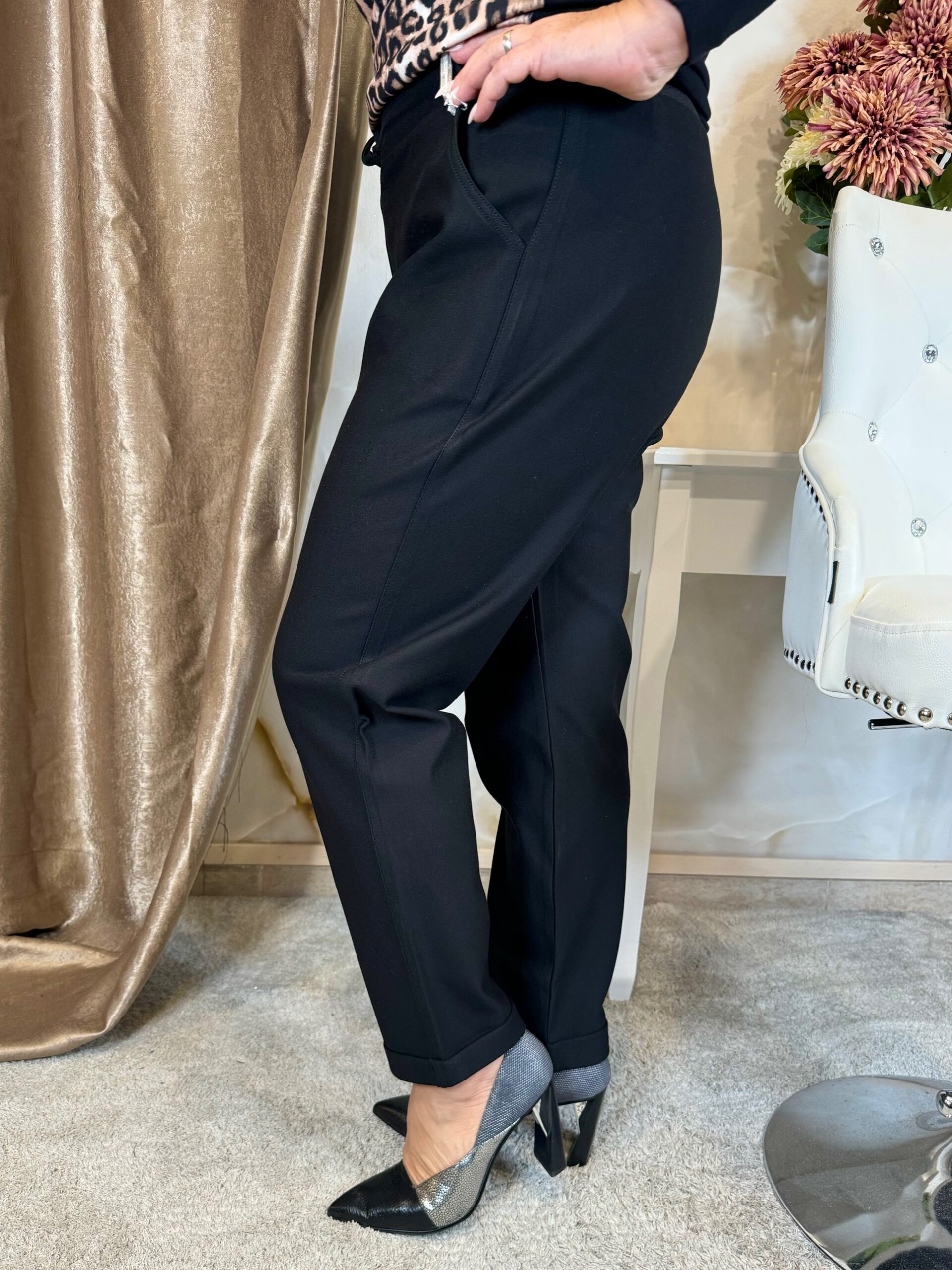 Elasztikus, formatartó, bővebb szárú fekete nadrág - Image 3