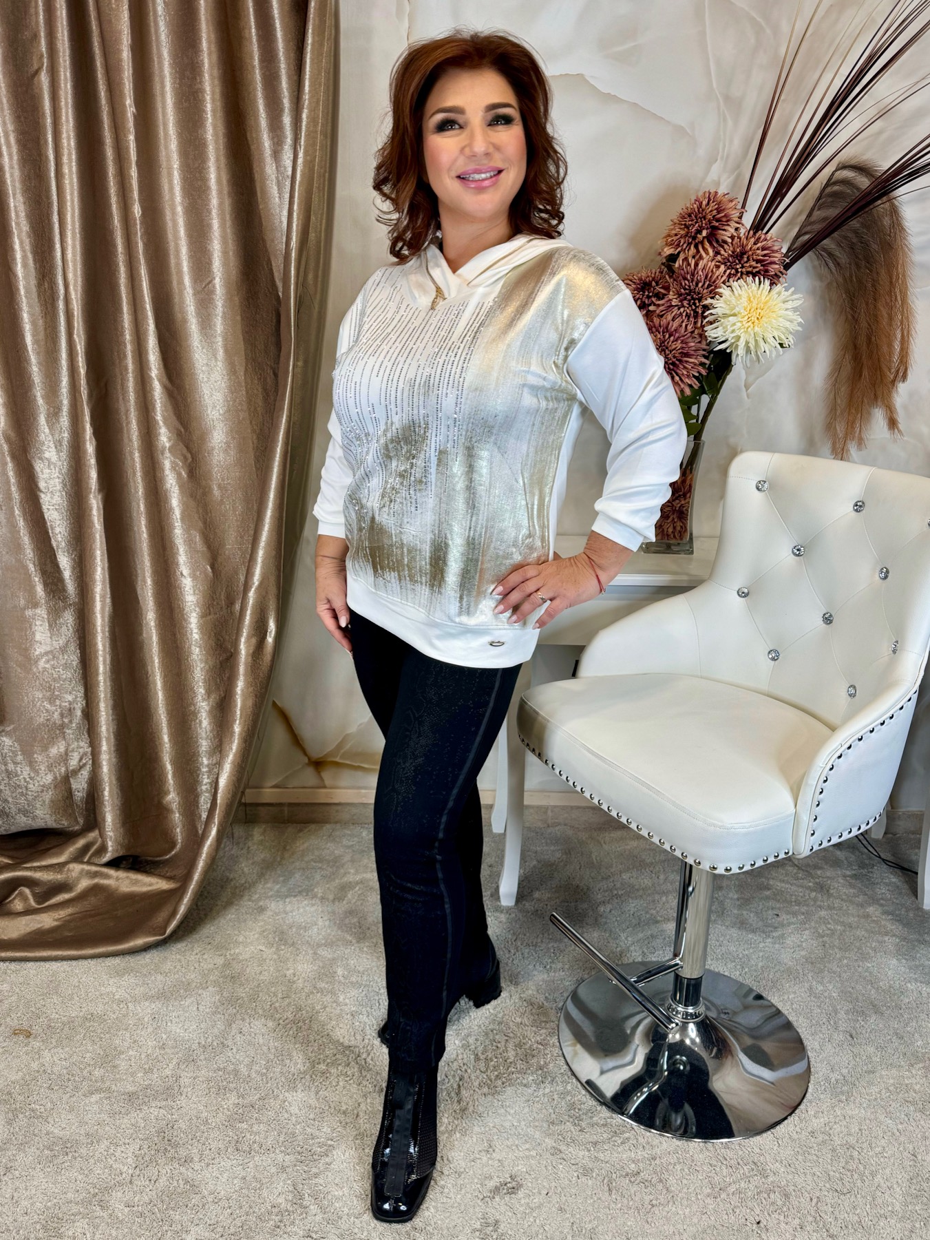 Csinos fehér pulcsi arany díszítéssel, kristályokkal - Image 3