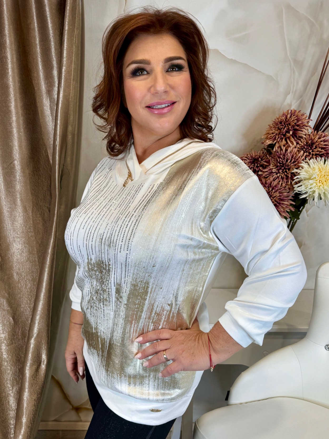 Csinos fehér pulcsi arany díszítéssel, kristályokkal - Image 2