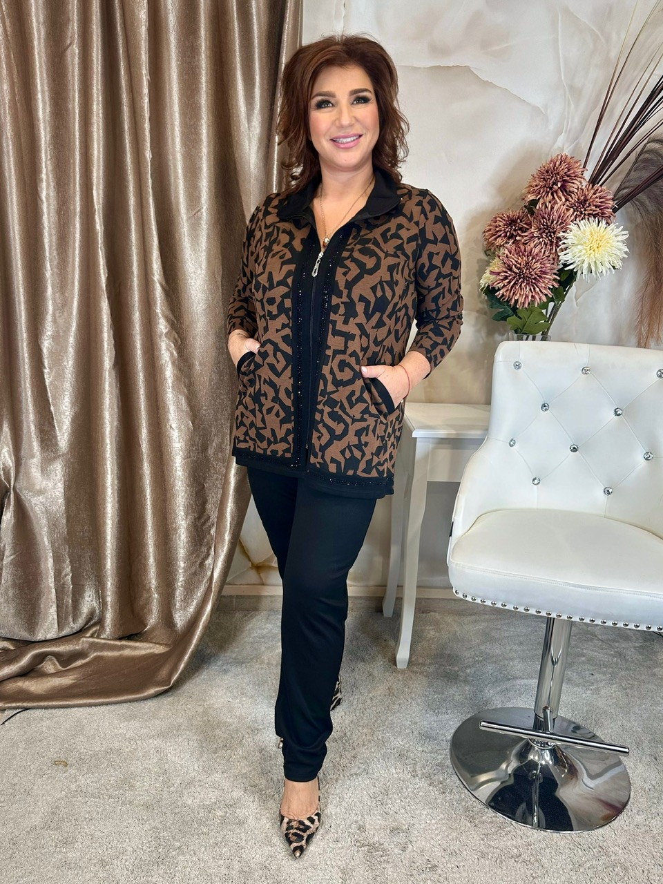 Csinos barna-fekete szett hosszított felsővel, fekete kristályokkal - Image 4