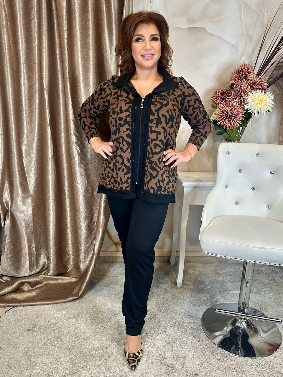 Csinos barna-fekete szett hosszított felsővel, fekete kristályokkal