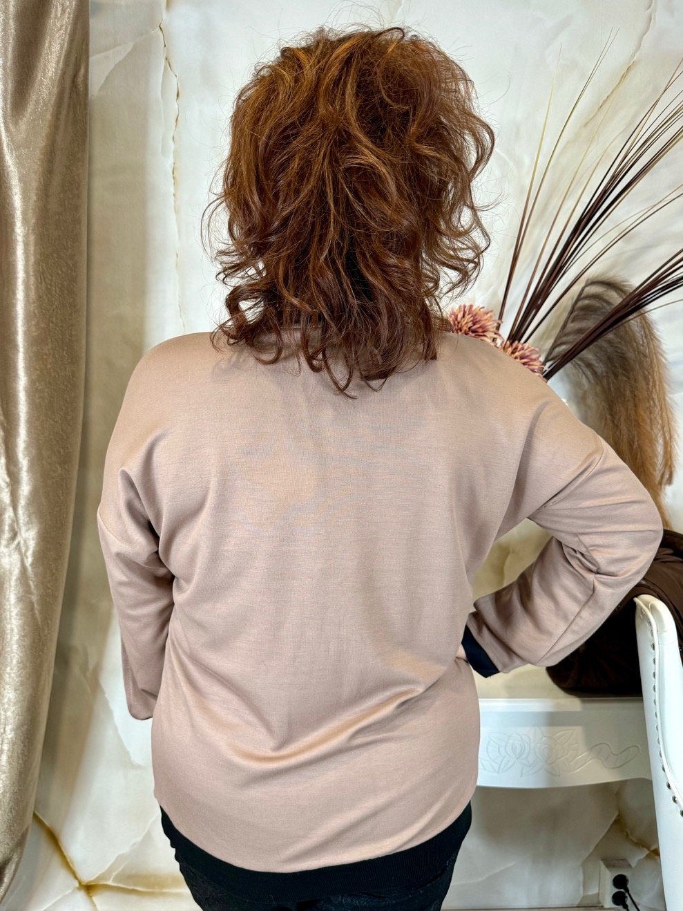 Virágmintás bézs felső különleges ingujjal - Image 5