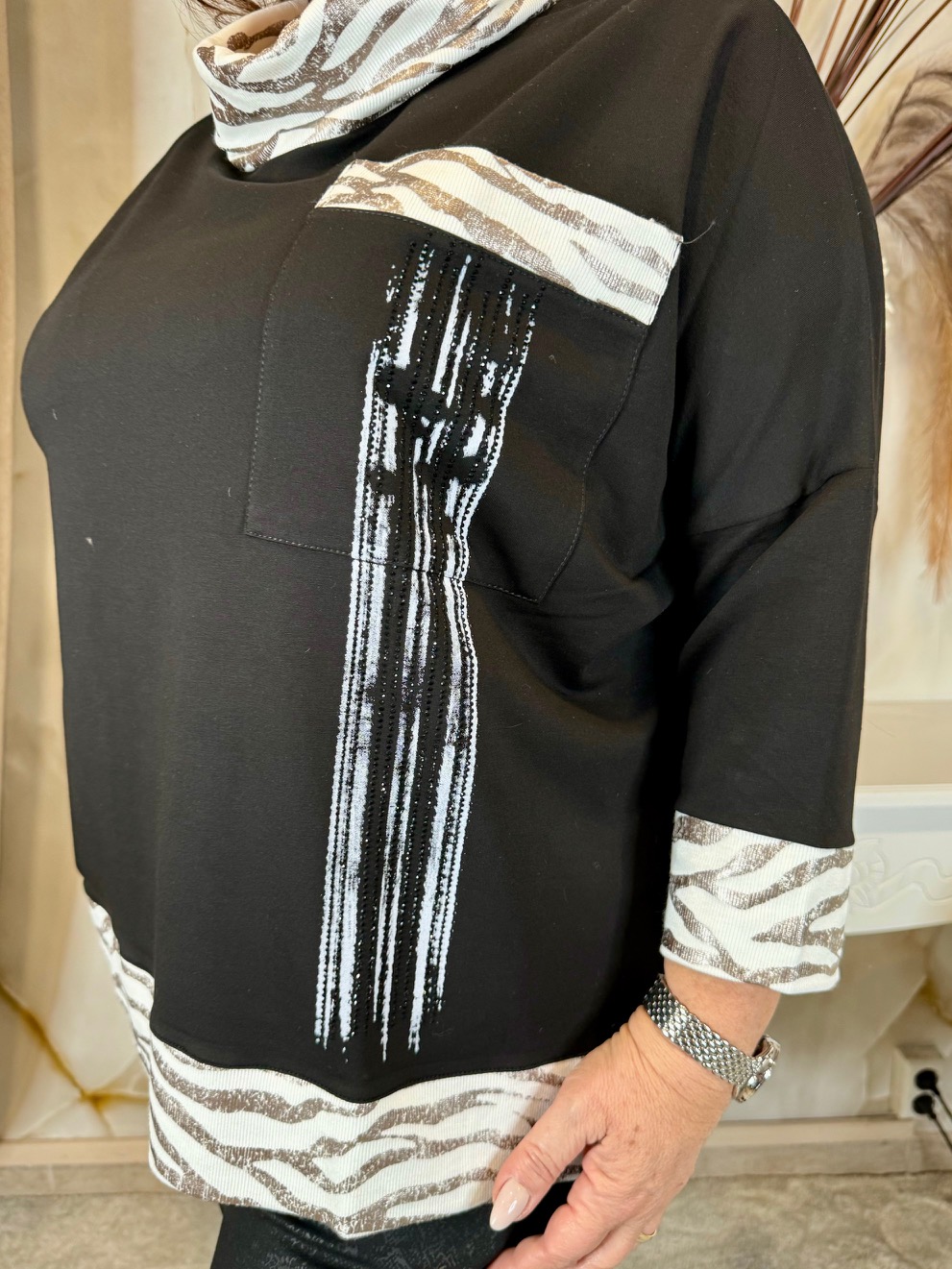 Csinos kámzsás nyakú felső fehér-arany passzéval - Image 5