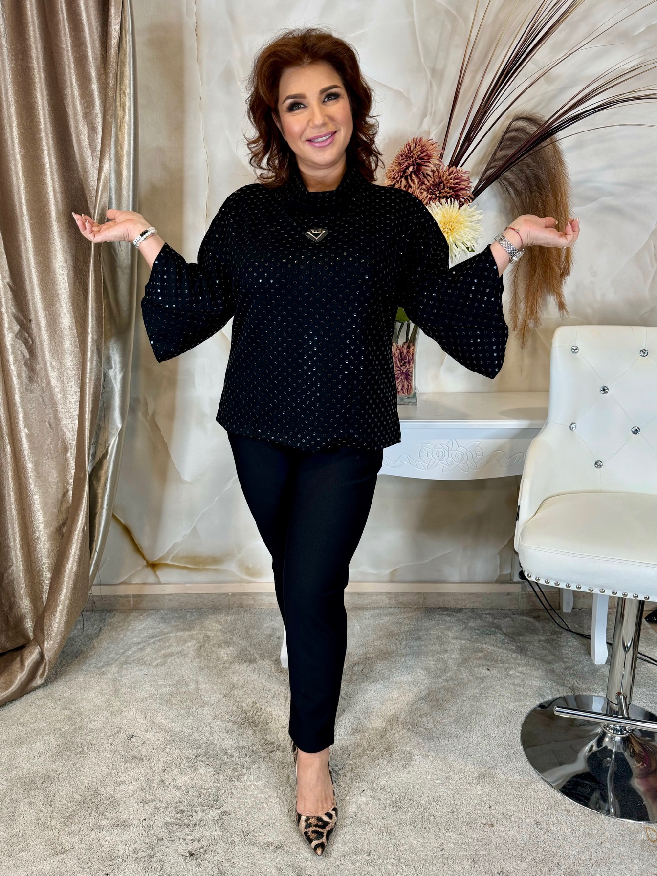 Csinos tölcsér ujjú pöttyös fekete felső - Image 2