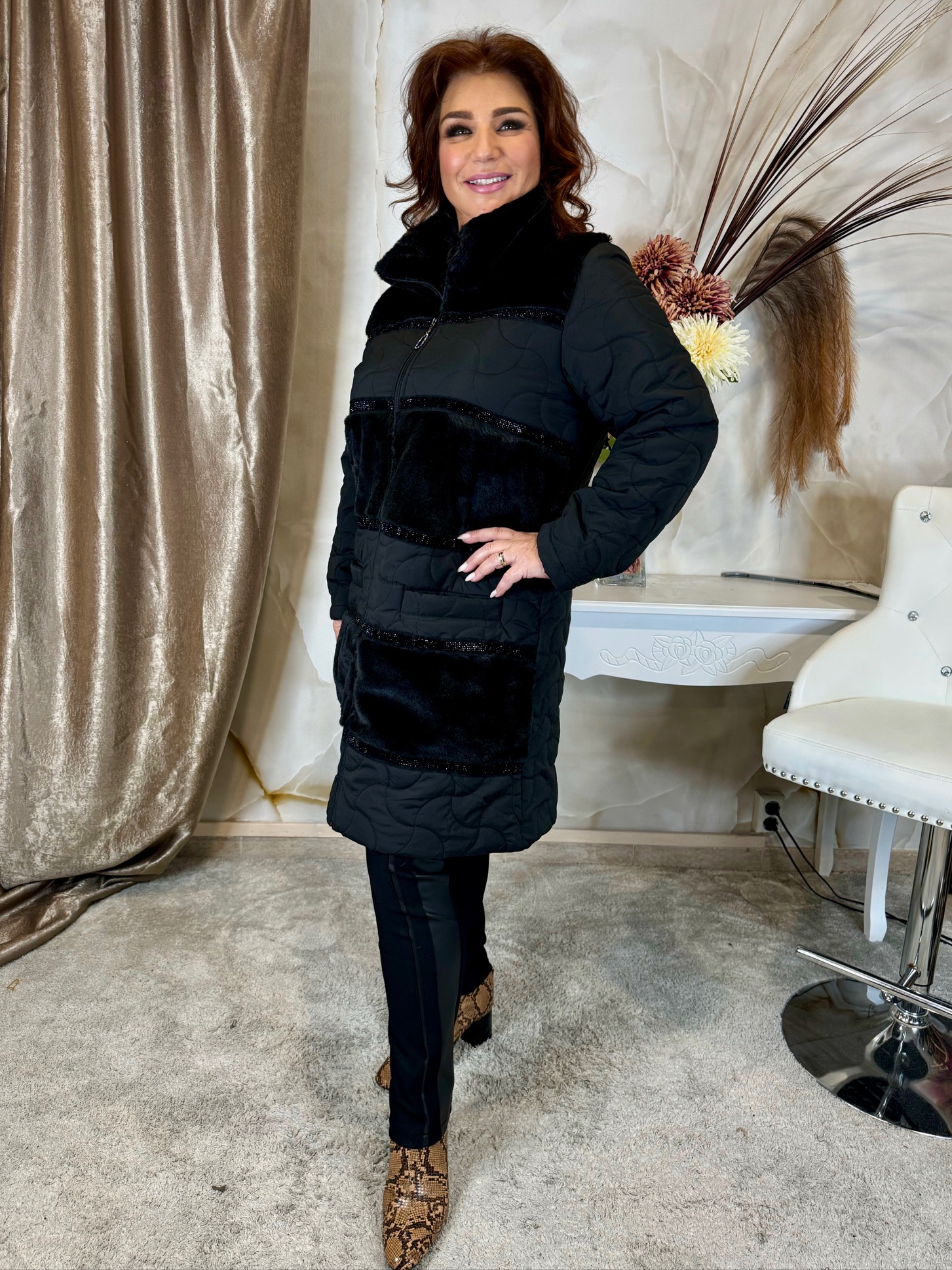 Letisztult fekete steppelt kabát fekete szőrmével - Image 5