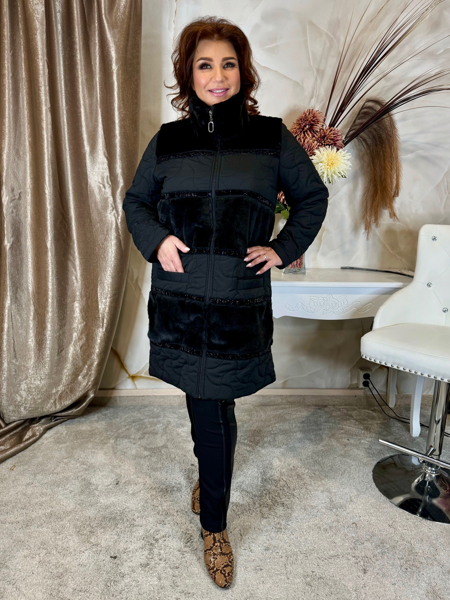 Letisztult fekete steppelt kabát fekete szőrmével - Image 2