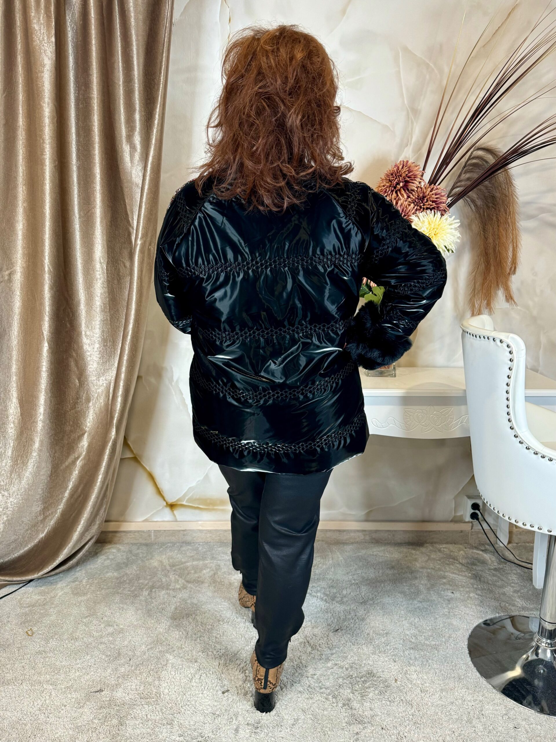 Selyemfényű fekete kabát ujján szőrmével és végig színes strasszokkal - Image 5