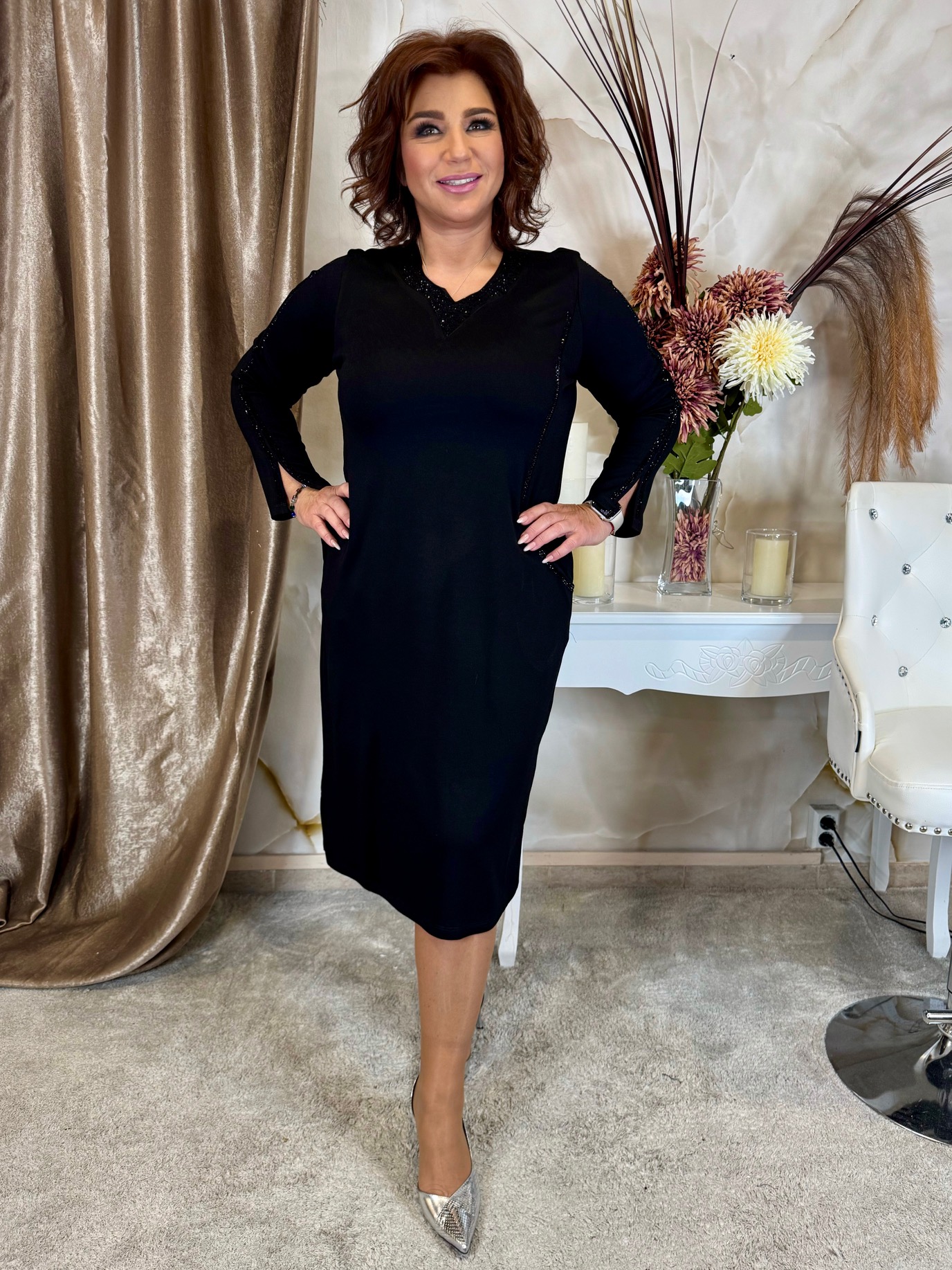 Csinos fekete V nyakú pamut ruha kristályokkal