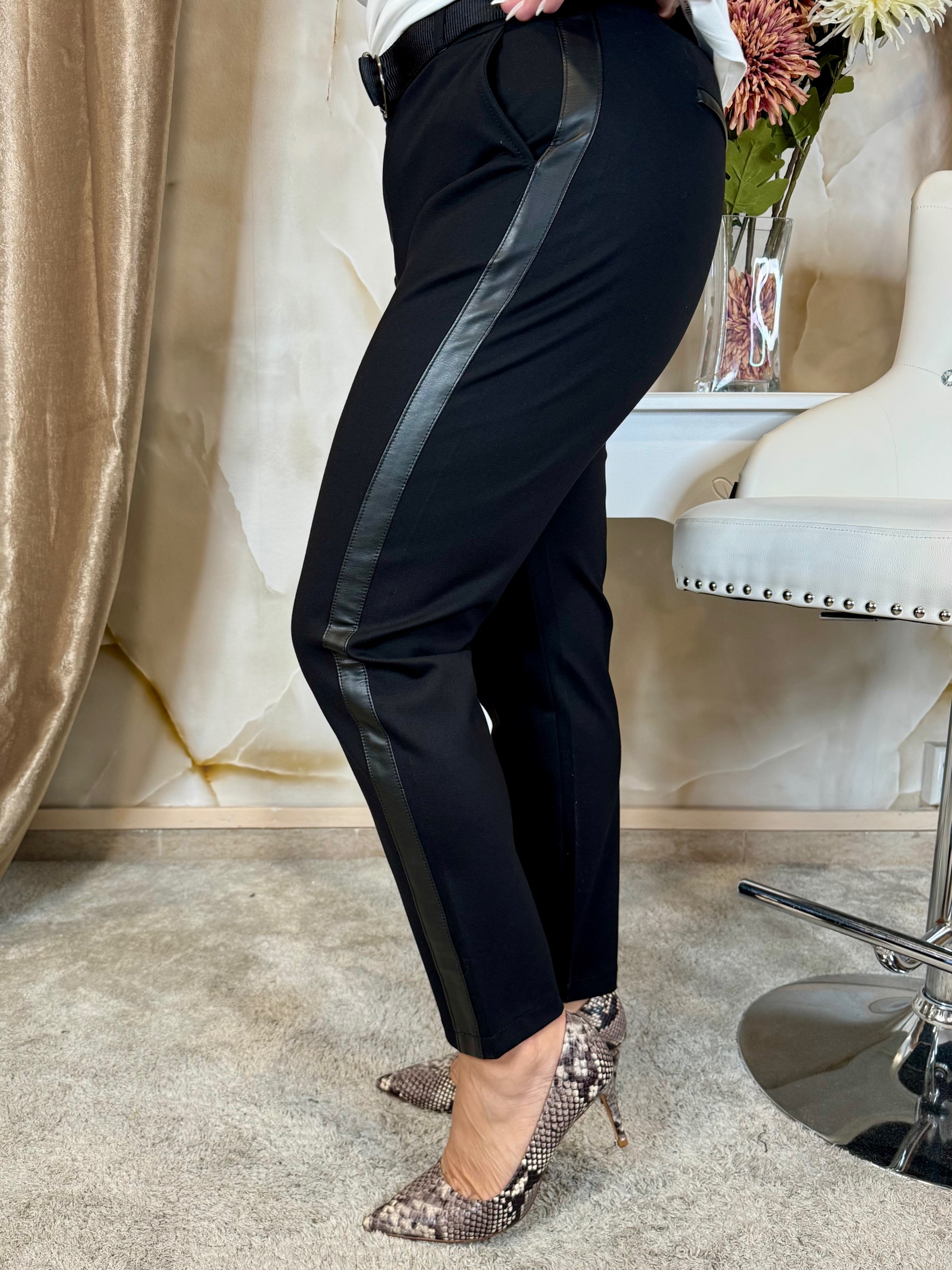 Fekete bőrbetétes bőszárú nadrág - Image 2