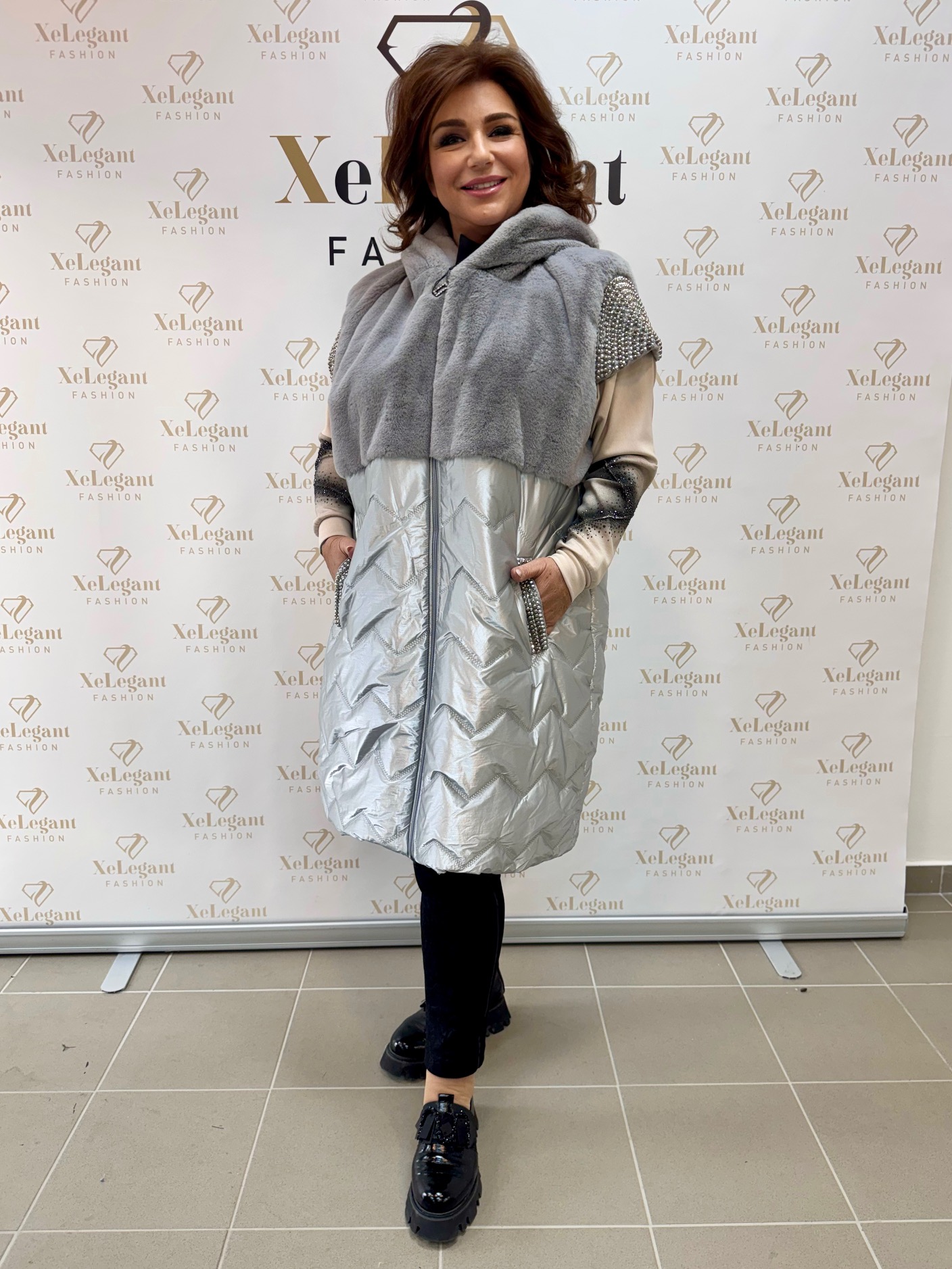 Hosszú, selyemfényű ezüst mellény szőrmével, strasszokkal