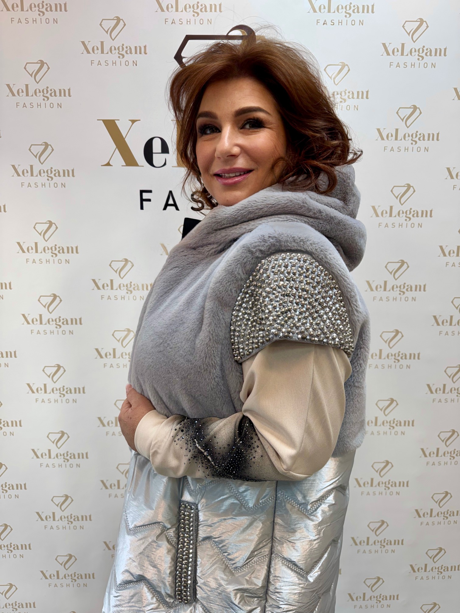 Hosszú, selyemfényű ezüst mellény szőrmével, strasszokkal - Image 4