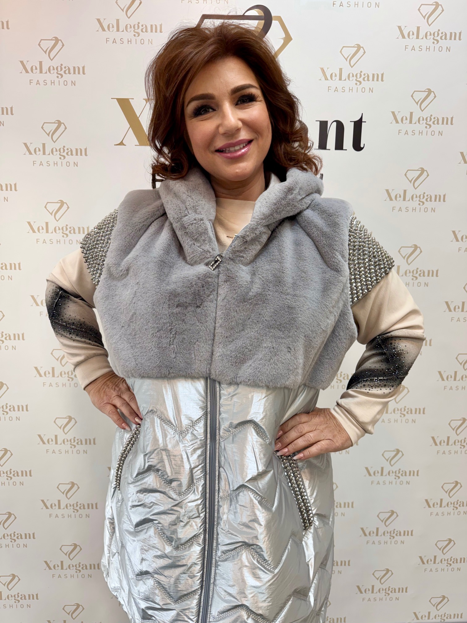 Hosszú, selyemfényű ezüst mellény szőrmével, strasszokkal - Image 2