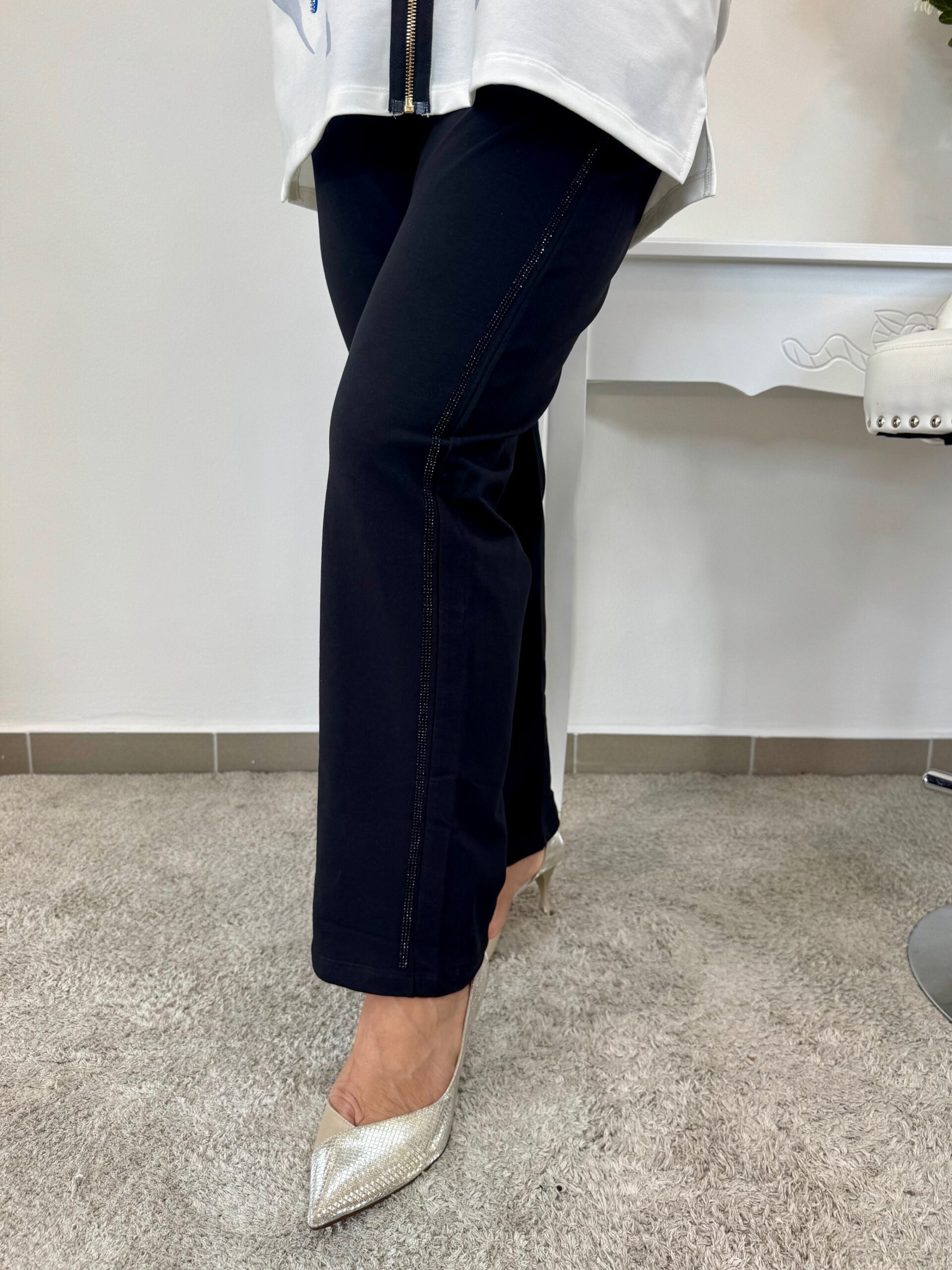 Csinos szett fehér felsővel, színes mintákkal - Image 4