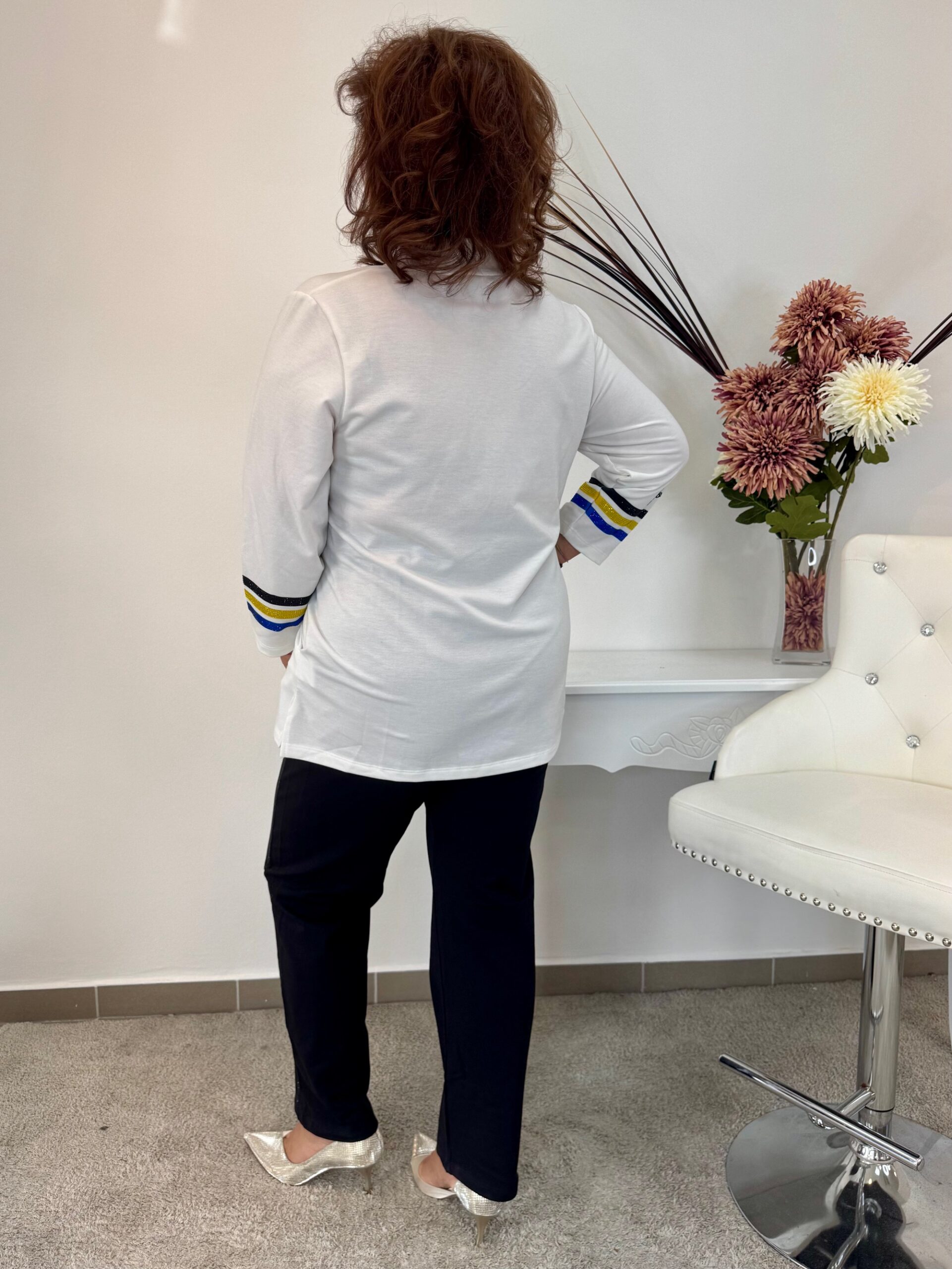 Csinos szett fehér felsővel, színes mintákkal - Image 5