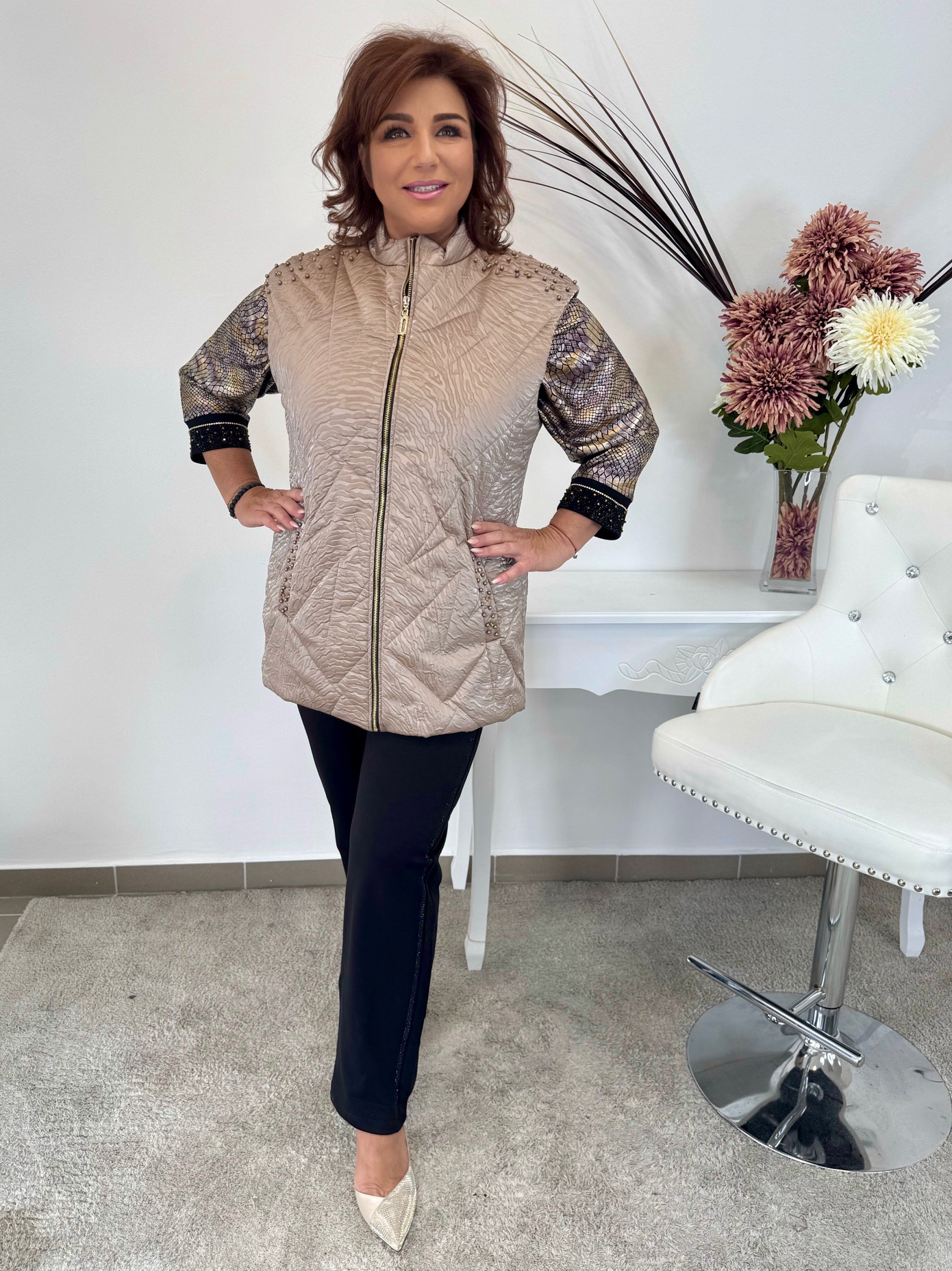 Csinos bézs középhosszú mellény vállán strasszokkal - Image 2