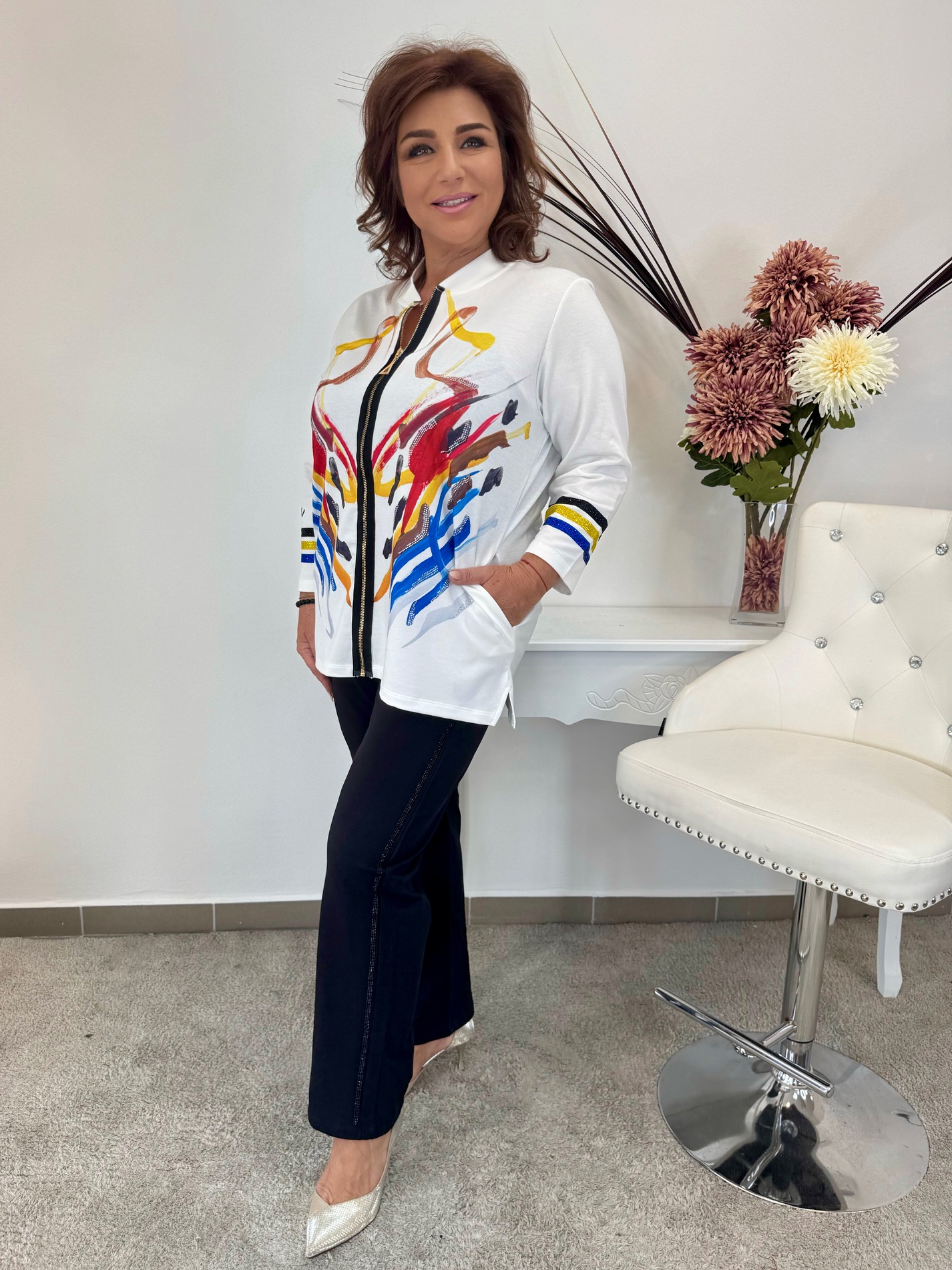 Csinos szett fehér felsővel, színes mintákkal