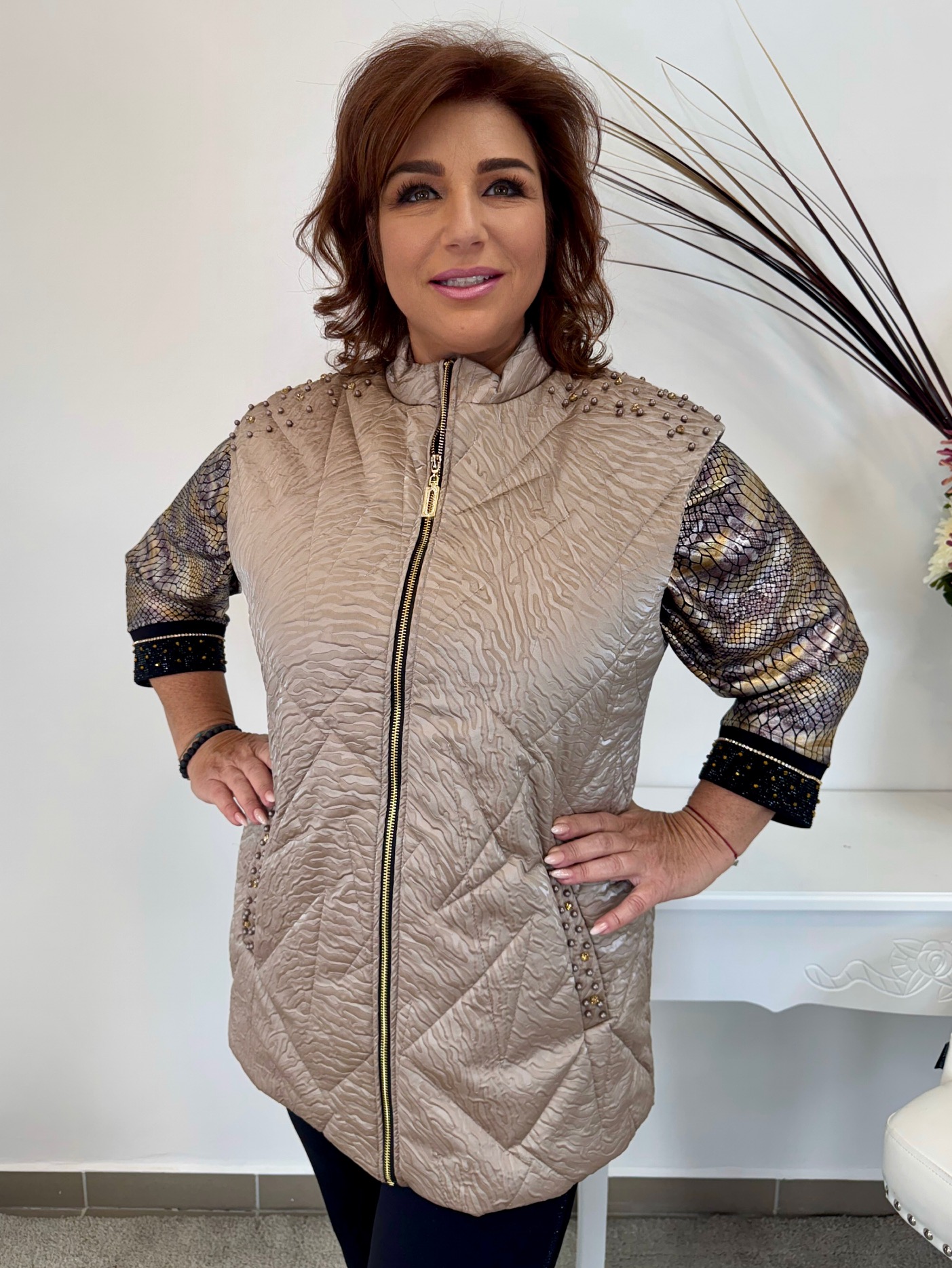 Csinos bézs középhosszú mellény vállán strasszokkal