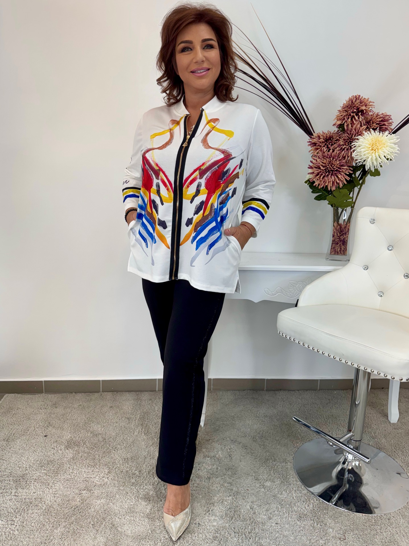 Csinos szett fehér felsővel, színes mintákkal - Image 3