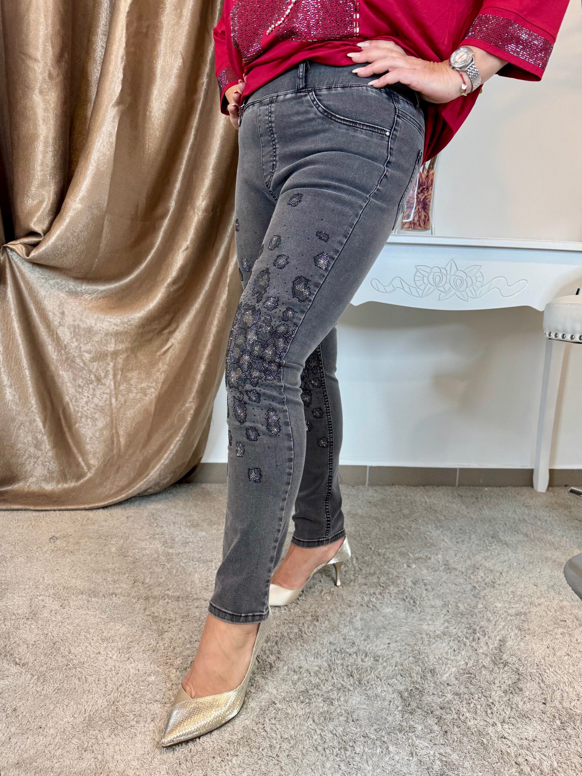 Szürke farmernadrág szárán ocelotmintás kristályokkal - Image 3