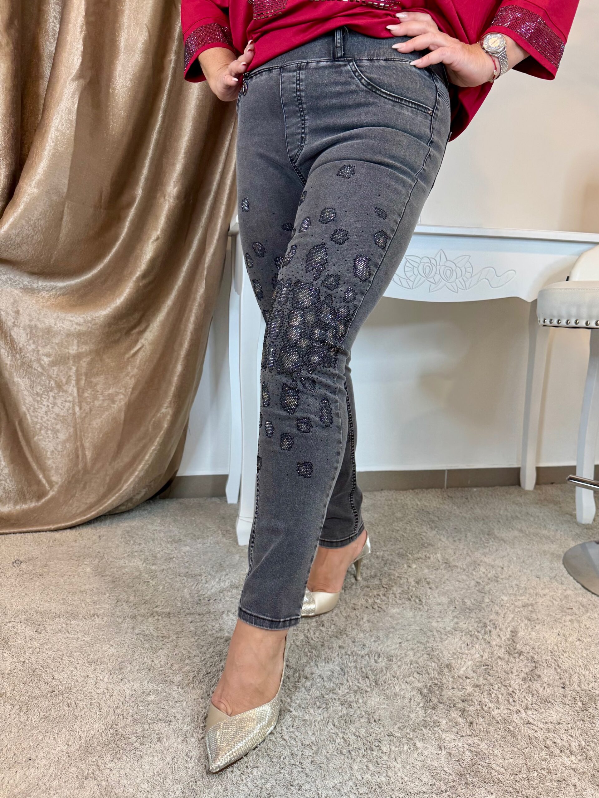 Szürke farmernadrág szárán ocelotmintás kristályokkal