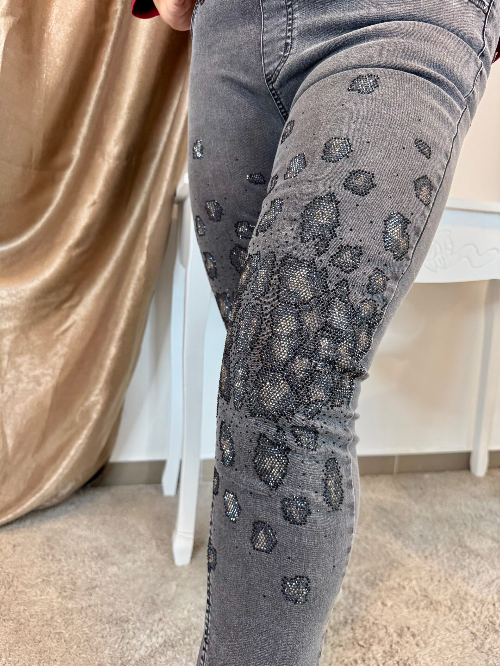 Szürke farmernadrág szárán ocelotmintás kristályokkal - Image 2